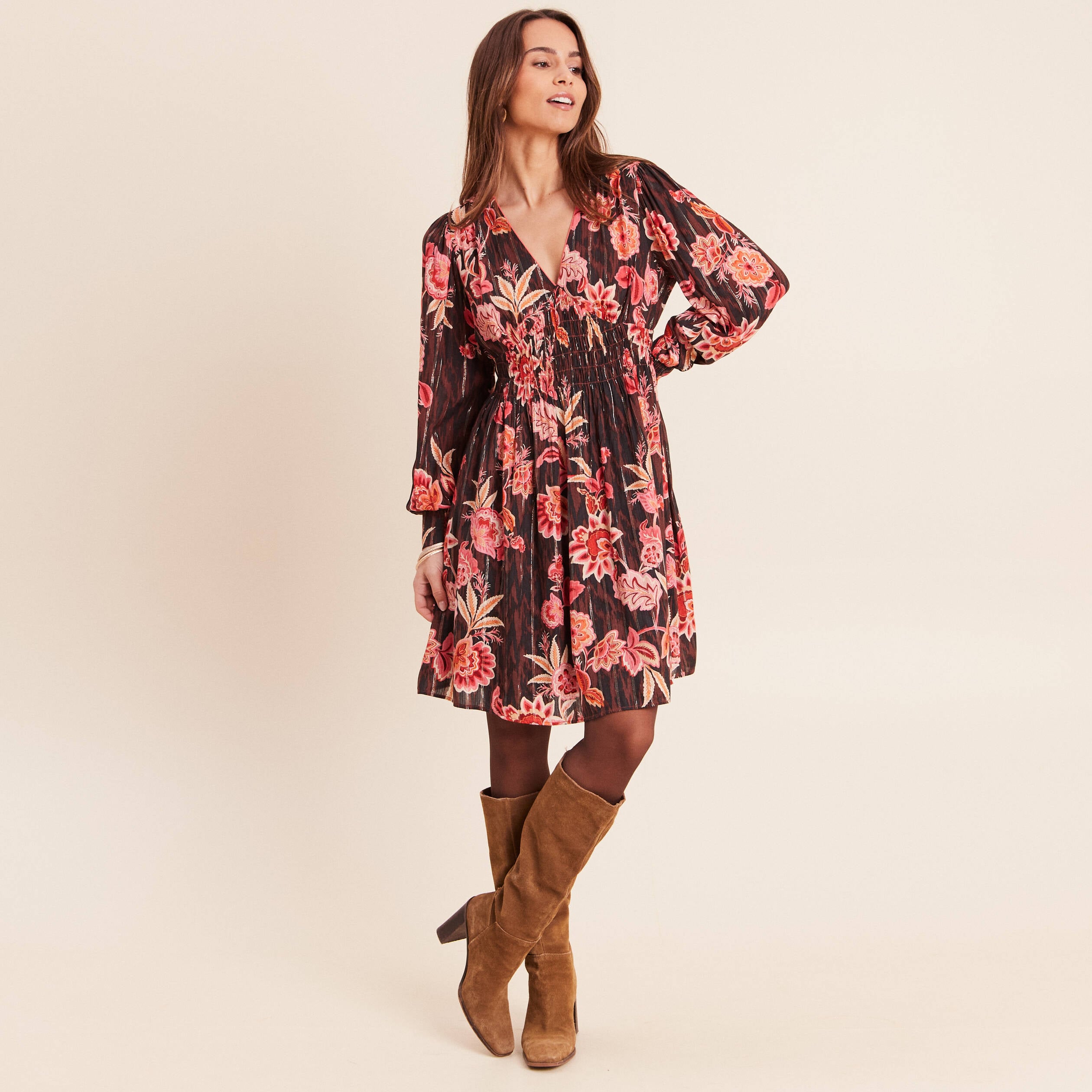 Robe courte &eacute;vas&eacute;e col v manches longues marron femme