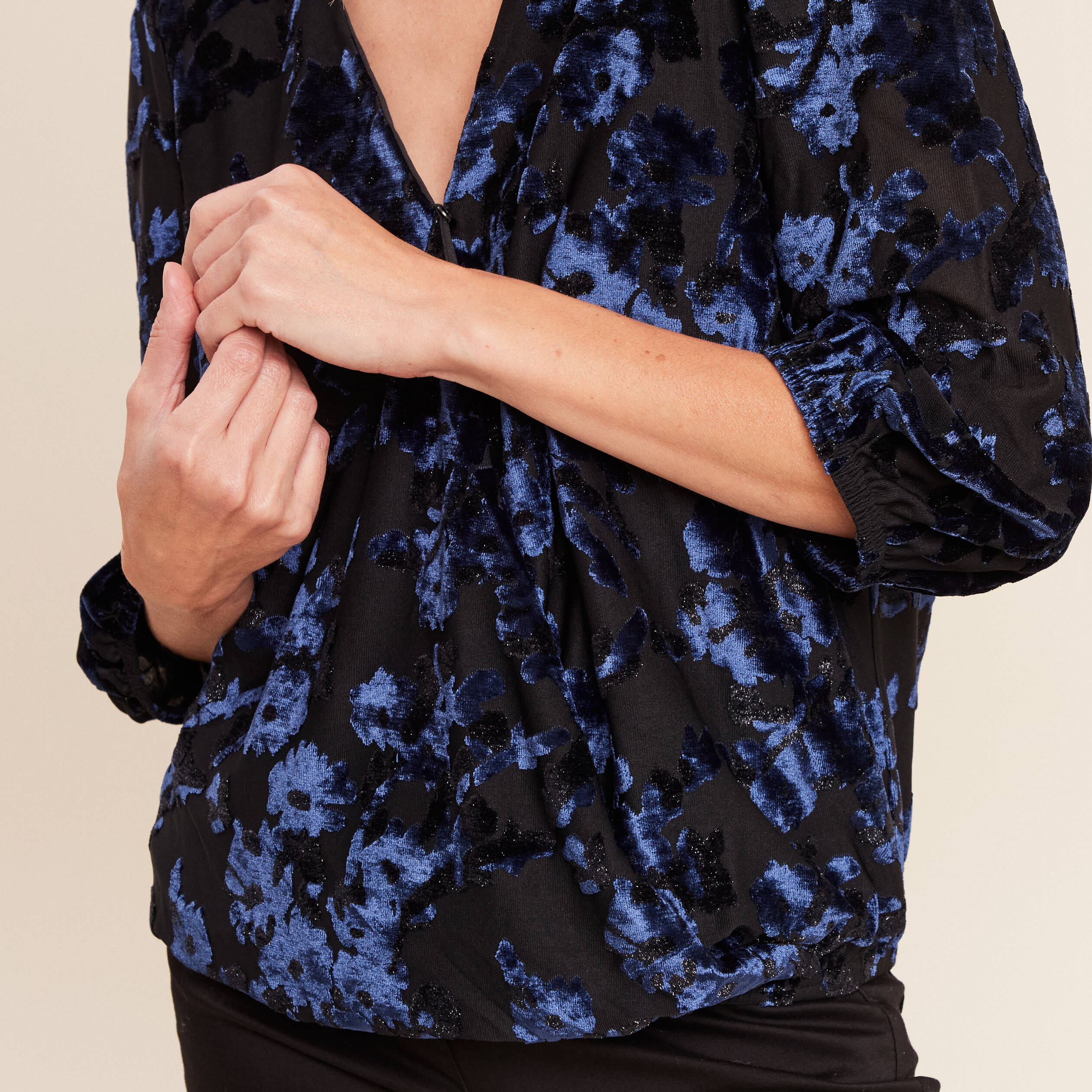 Noir Nantucket Noir Robe haute basse à manches longues en velours et