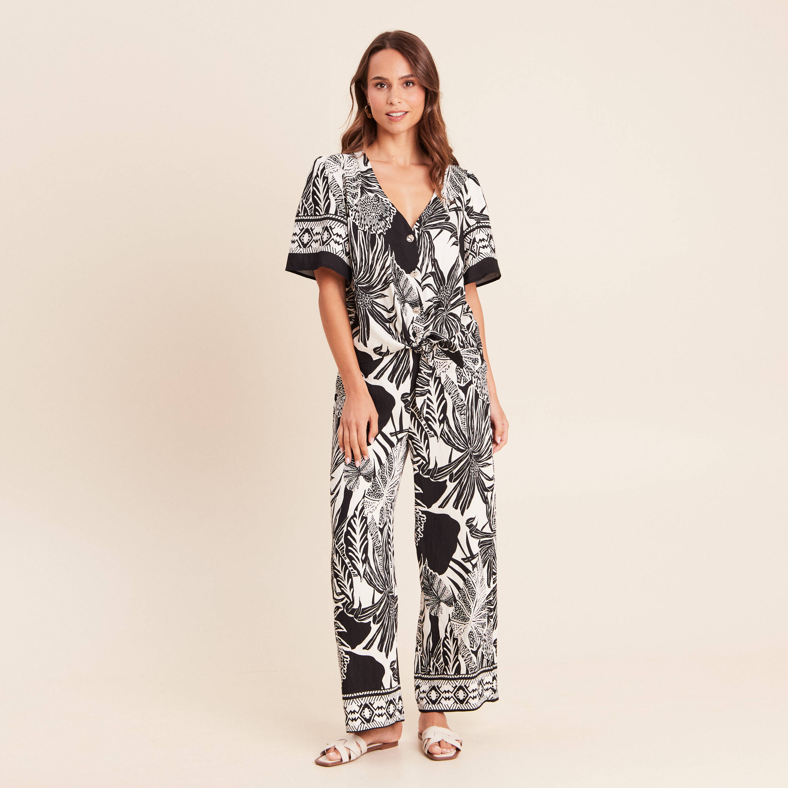 Chemise col v manches courtes fluides noir femme