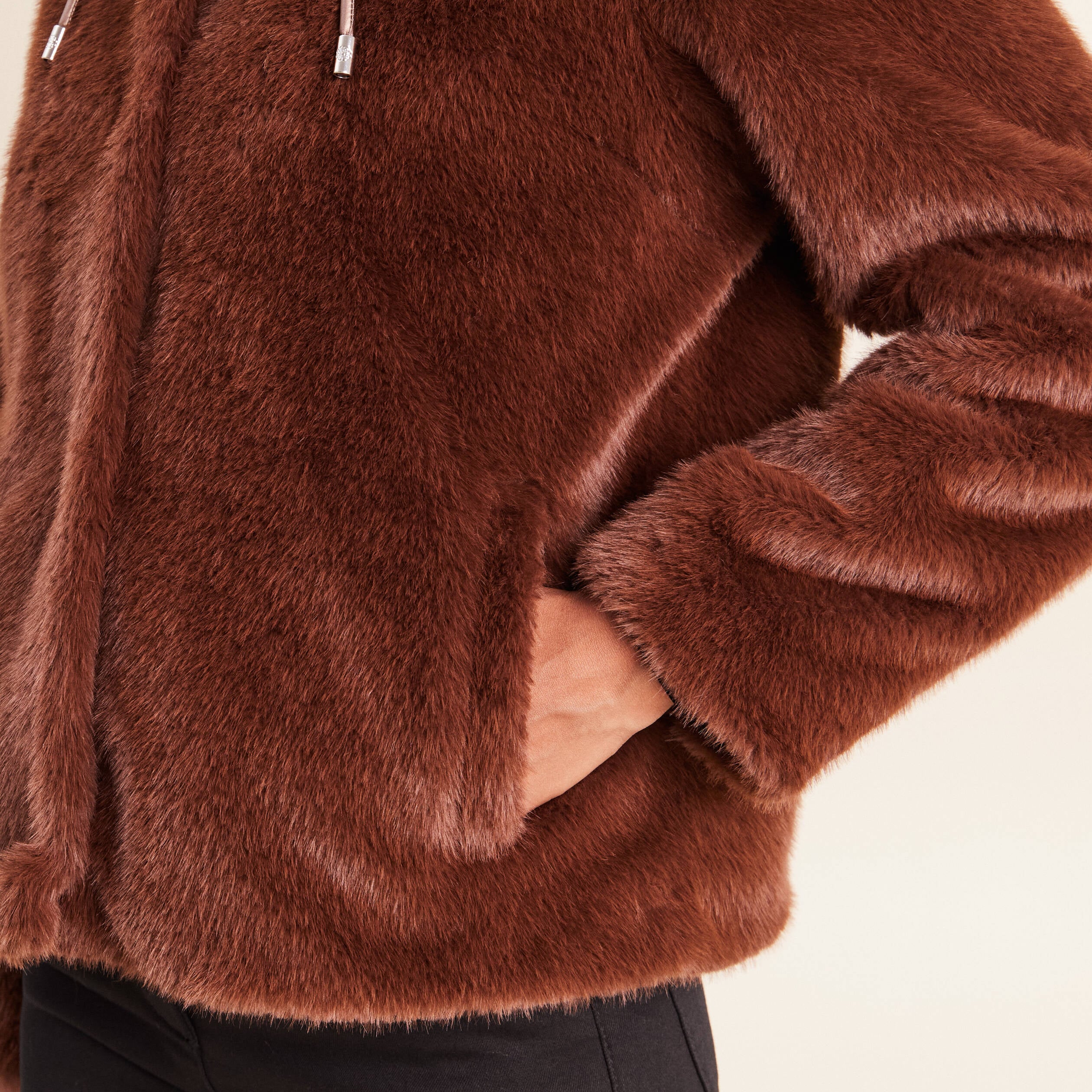 Manteau &agrave; capuche fausse fourrure marron fonc&eacute; femme