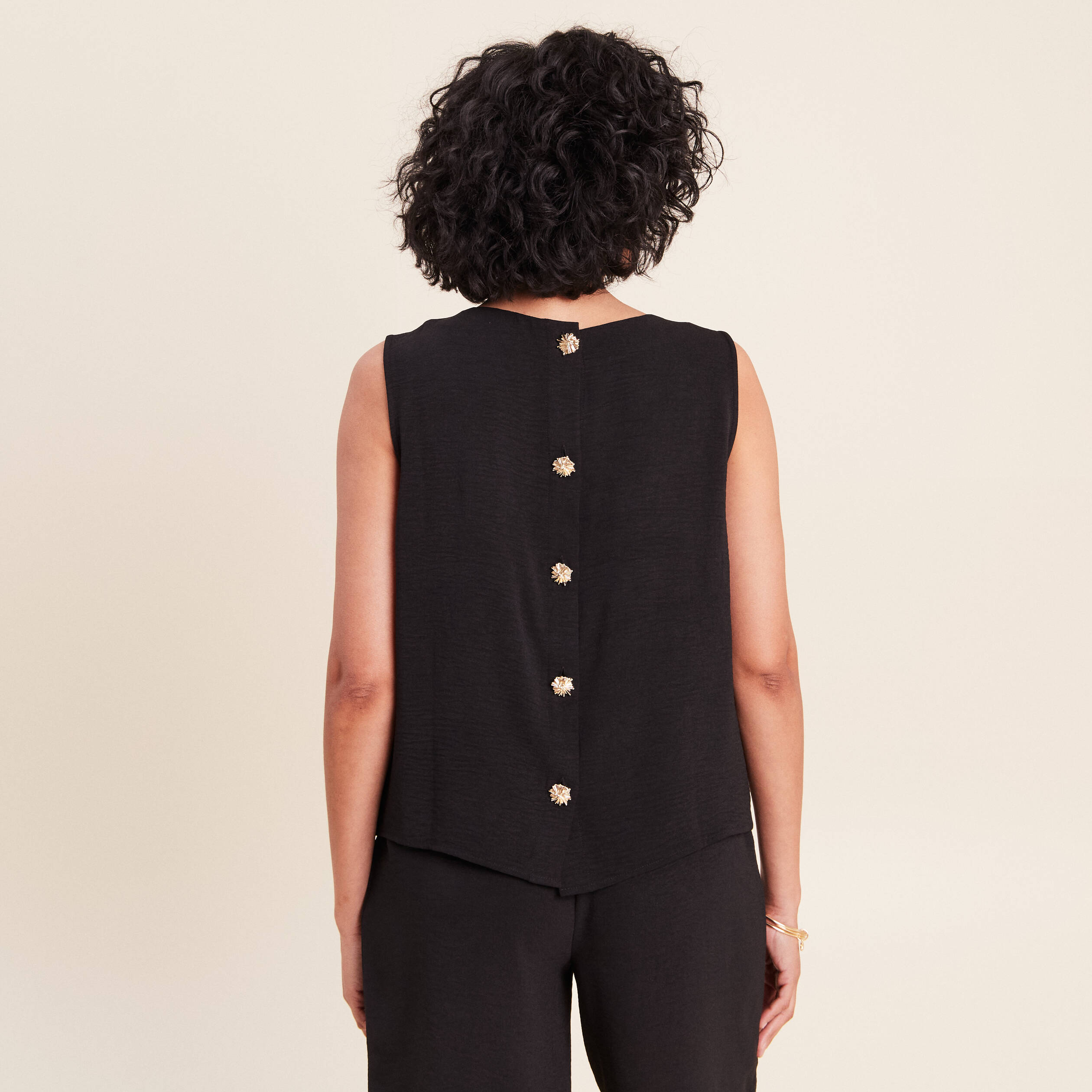 Blouse sans manches col rond fluide noir femme