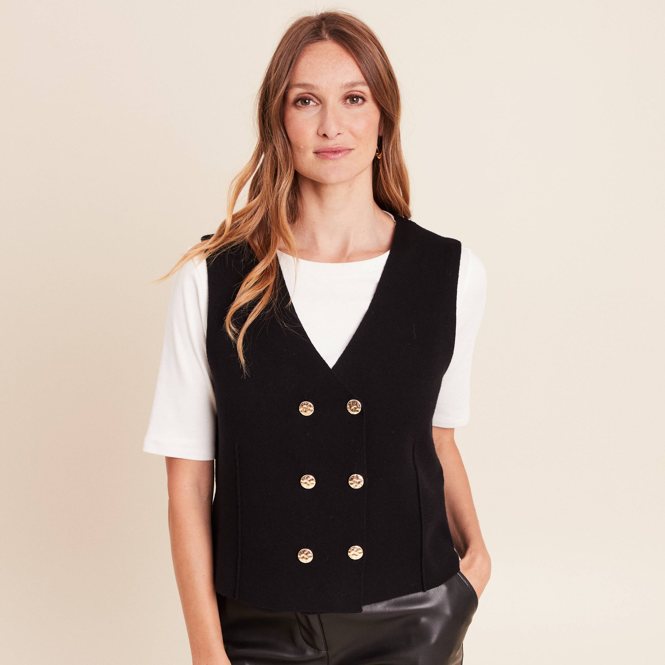 Gilet court cintr&eacute; sans manches col v noir femme