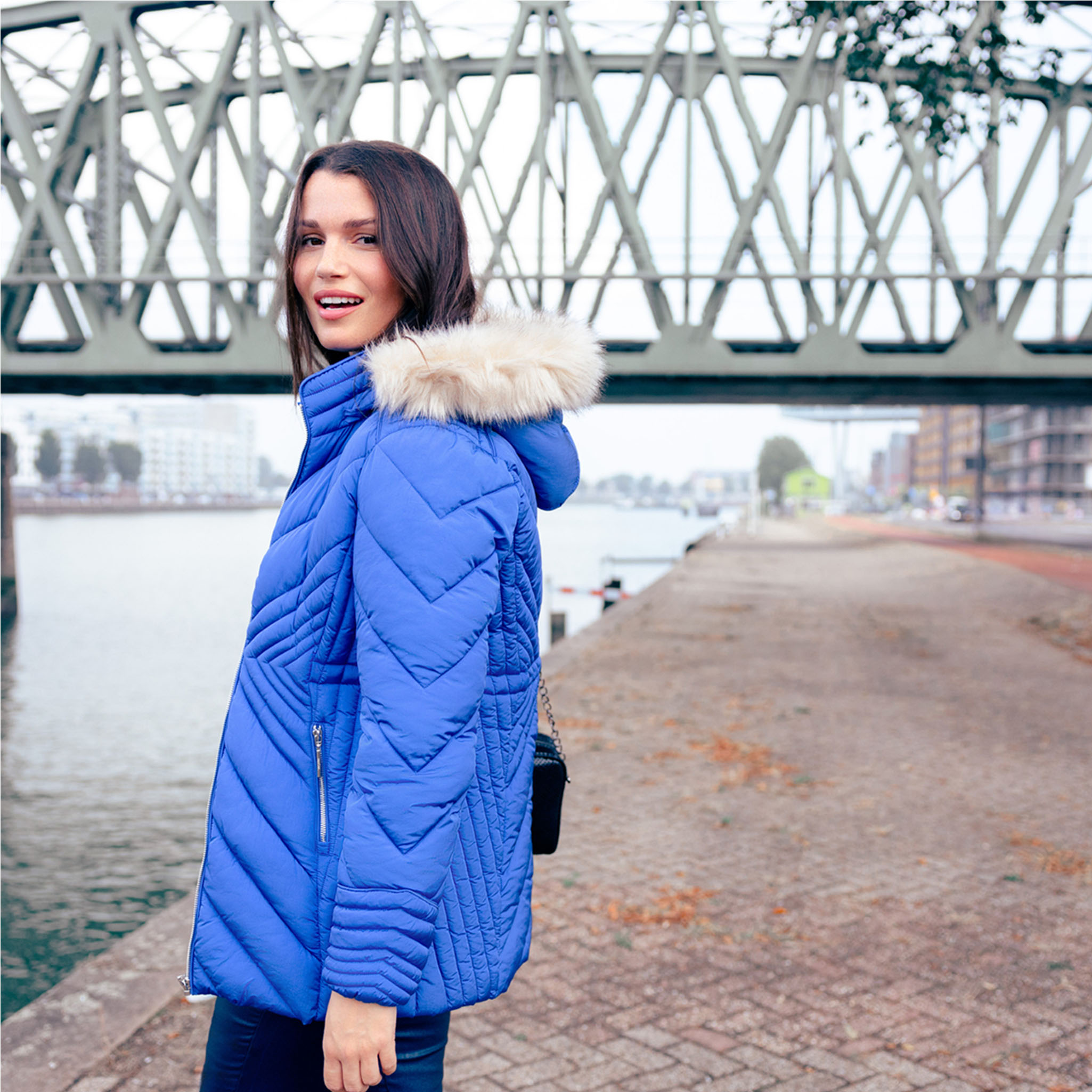 Doudoune déperlante à capuche amovible bleu electrique femme