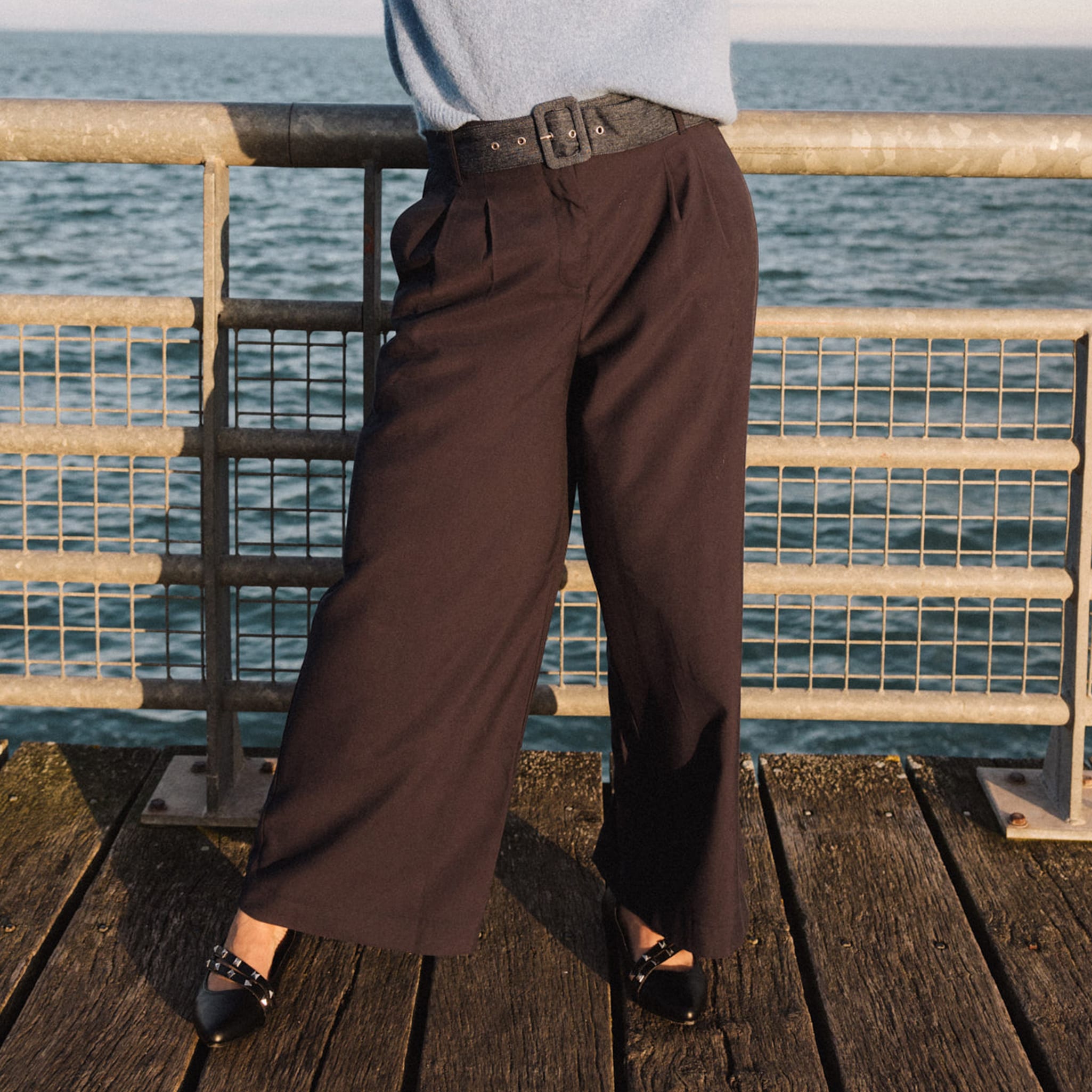 Pantalon large ceinturé bleu foncé femme
