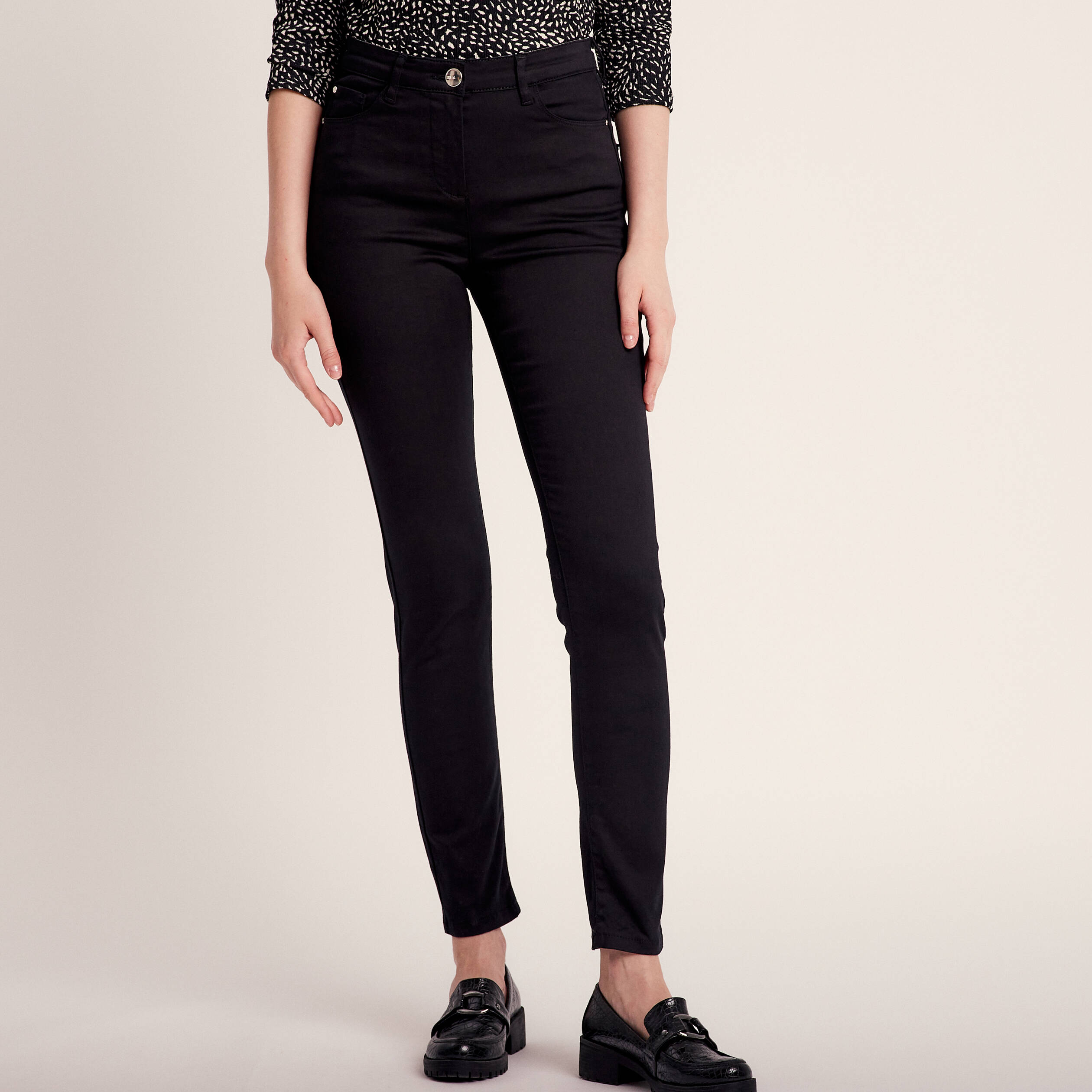 Jean magique ajusté taille standard noir femme
