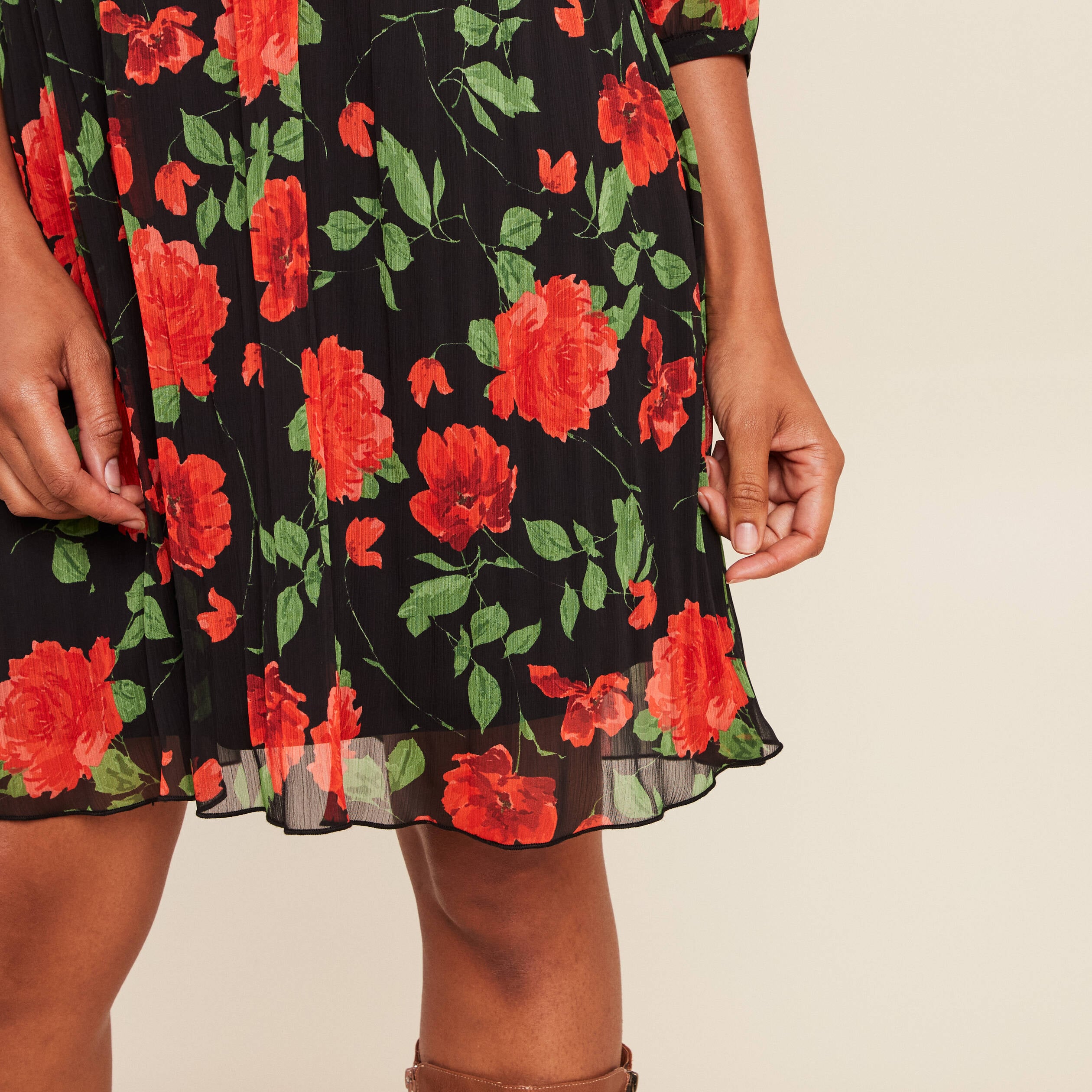 Robe courte &eacute;vas&eacute;e pliss&eacute;e manches 3/4 rouge femme