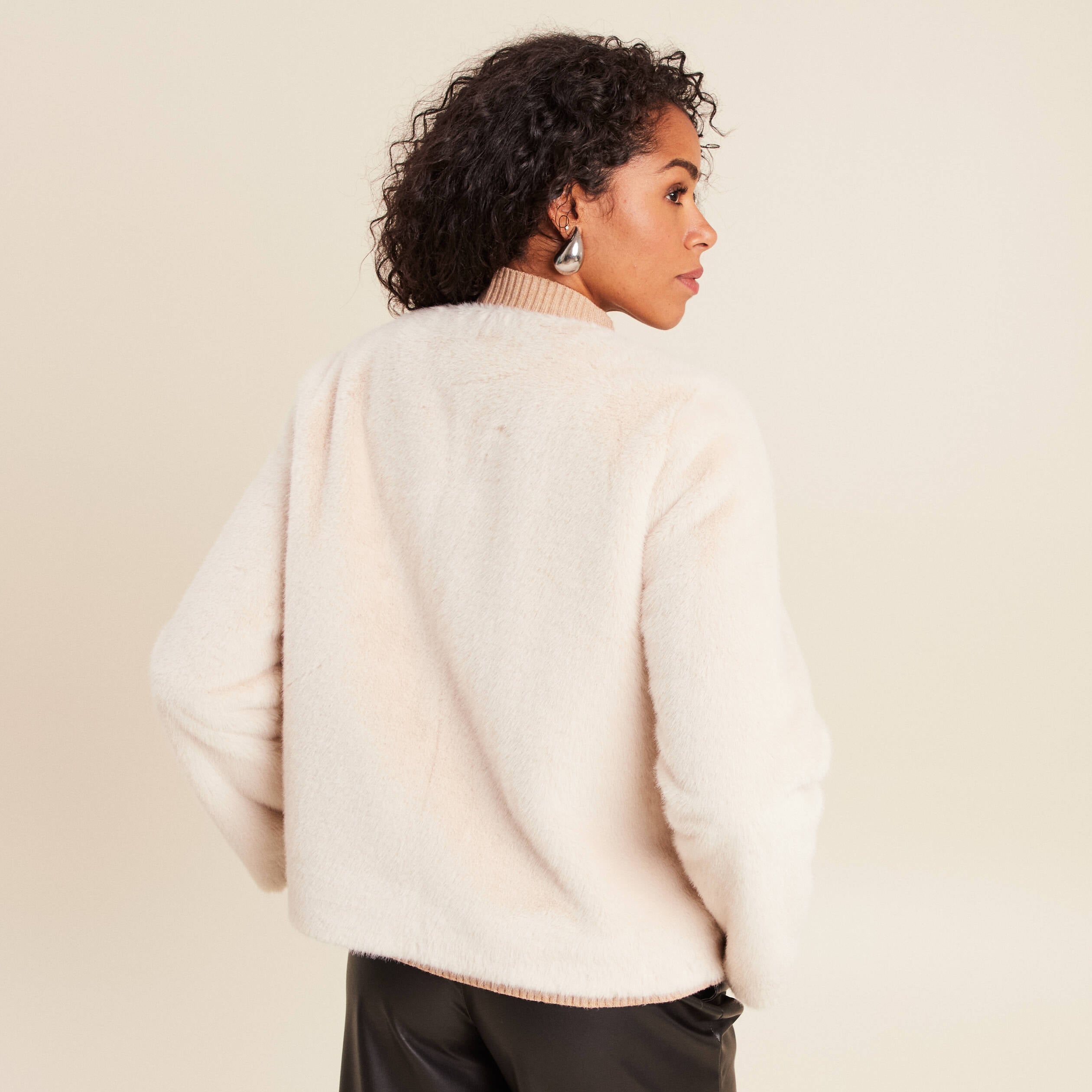 Manteau sans col en fausse fourrure ivoire femme