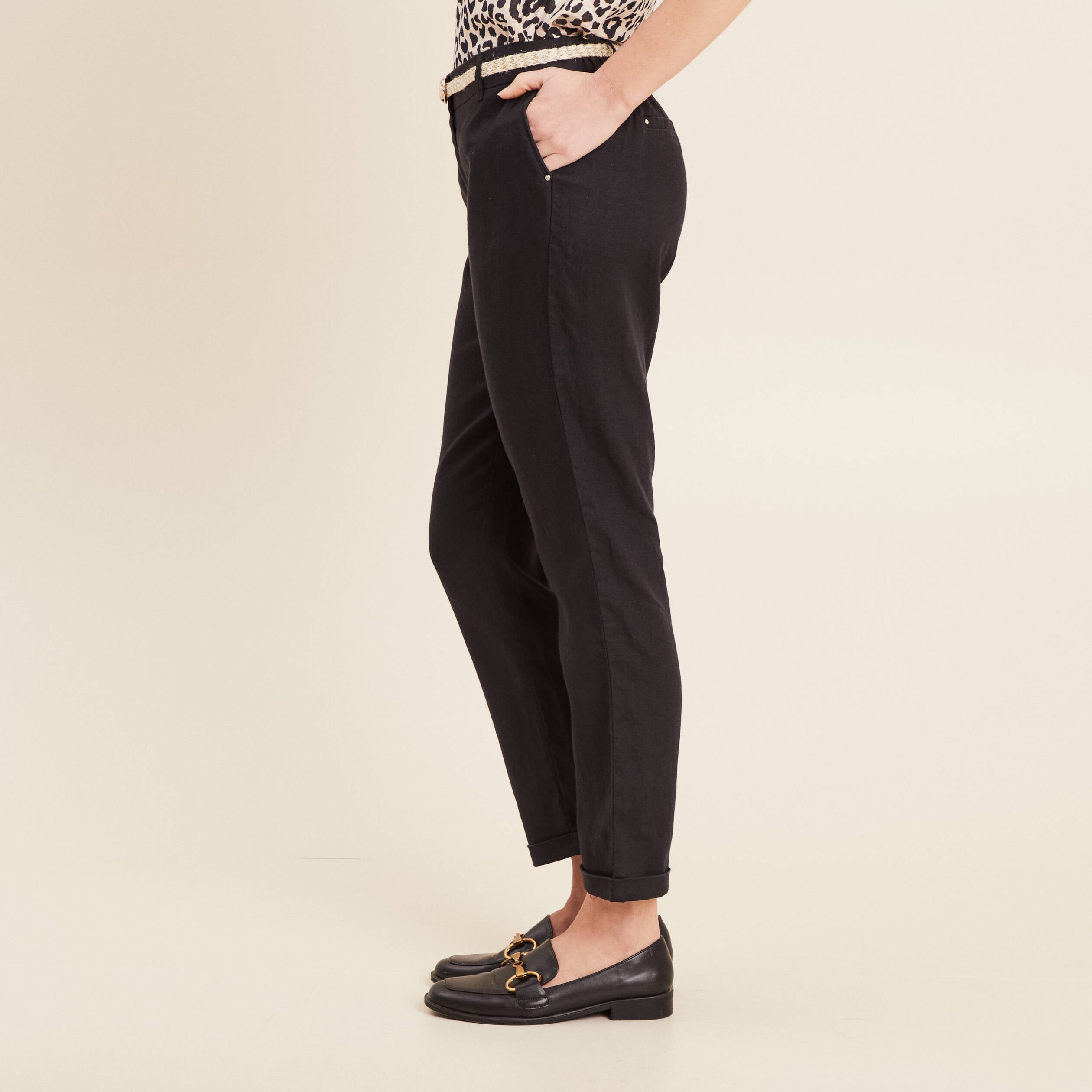Pantalon coupe chino en lin ceintur&eacute; noir femme