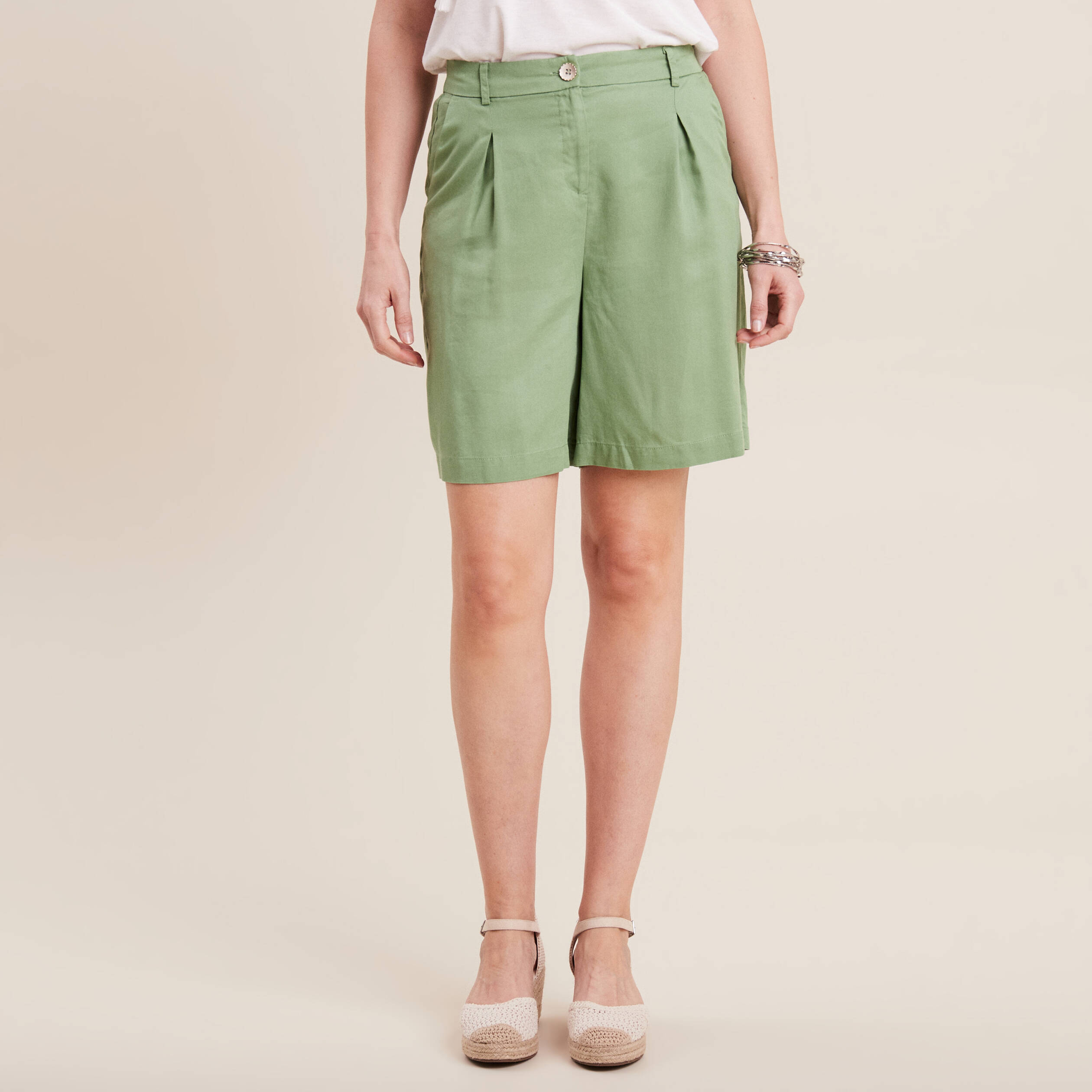 Short droit à pinces vert olive femme