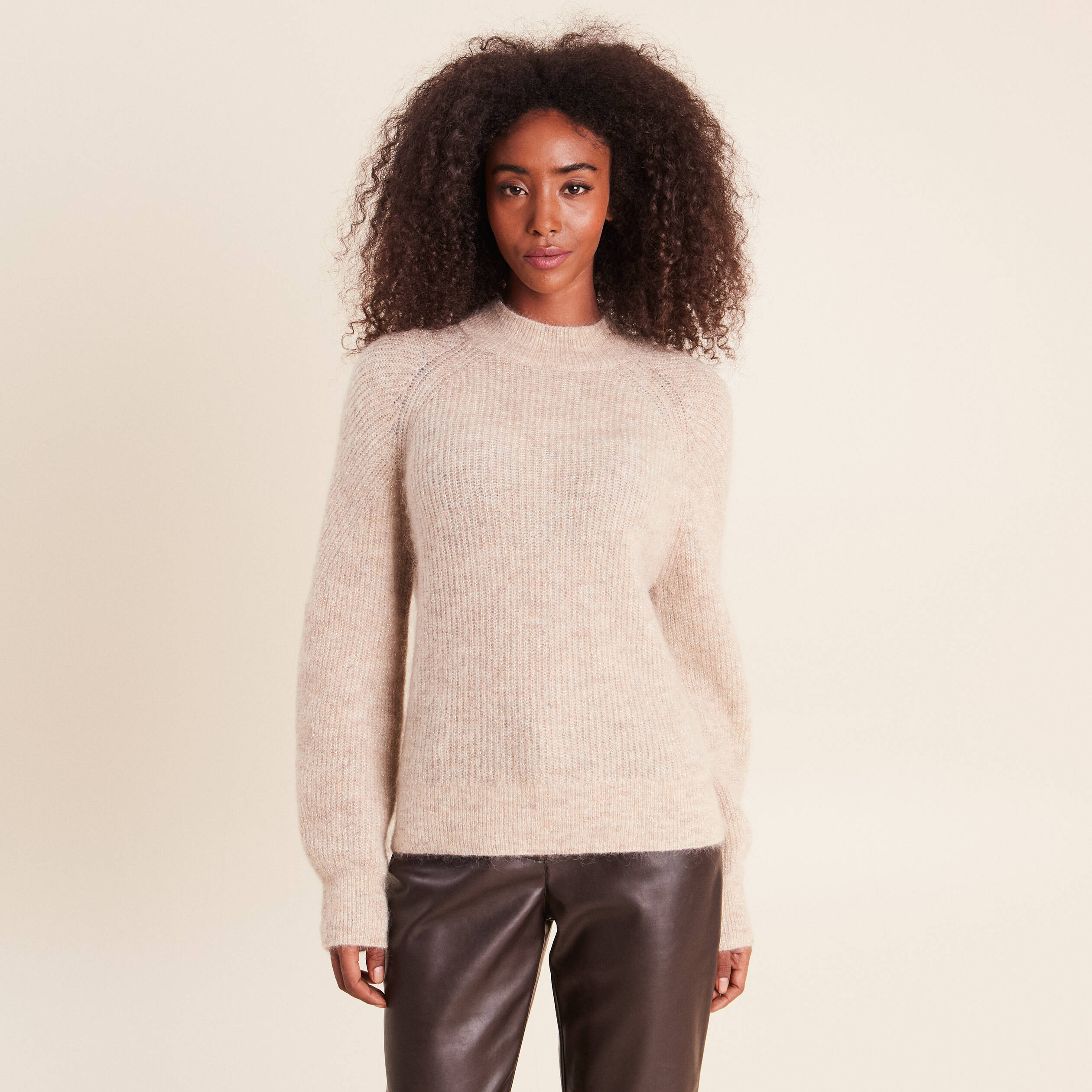 Pull droit col montant manches longues beige femme