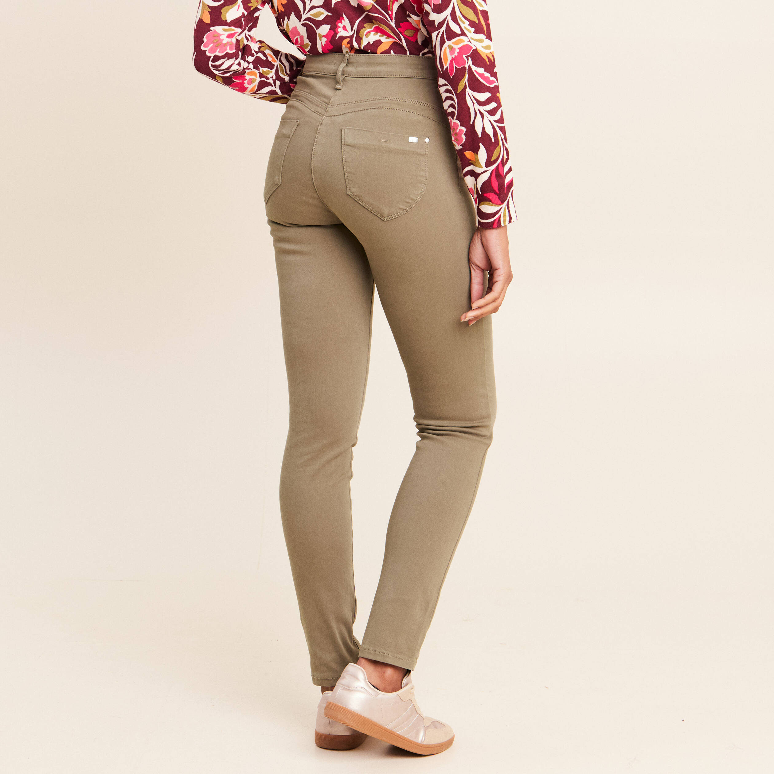 Jean magique L'Unique coupe ajust&eacute;e vert kaki femme