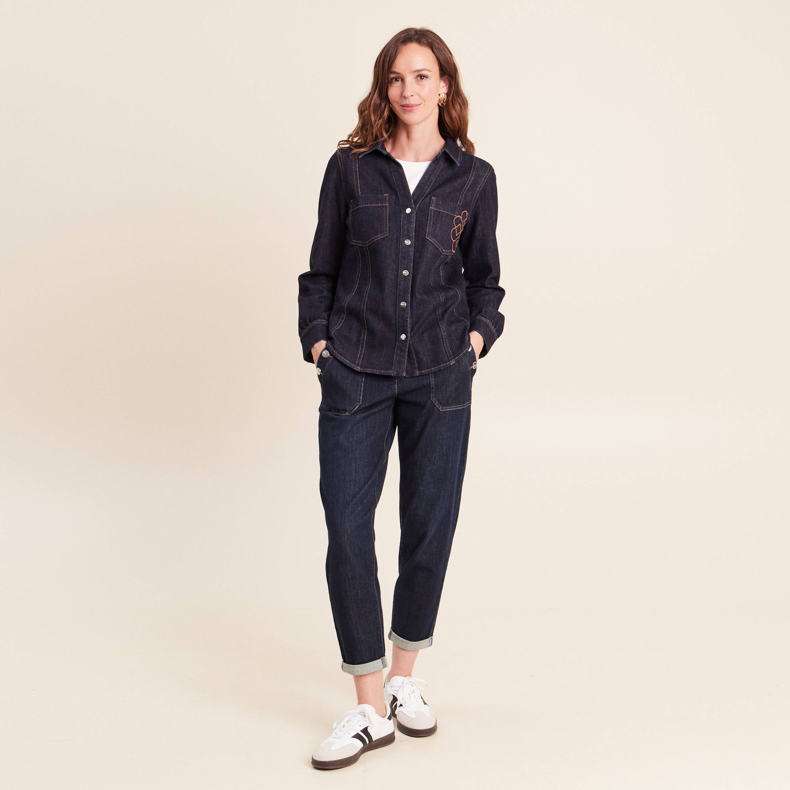 Chemise cintr&eacute;e en jean manches longues denim brut femme