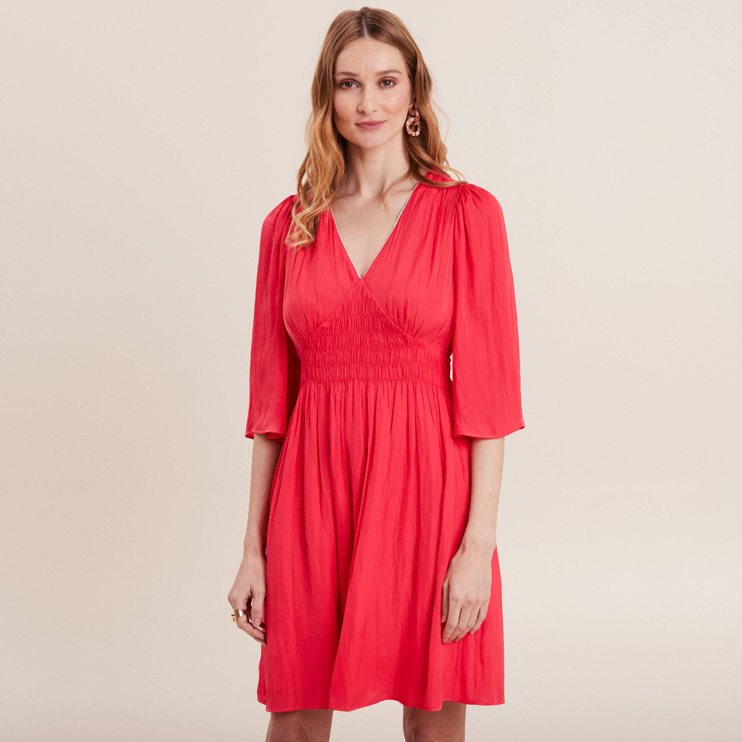 Robe empire smock&eacute;e satin rose cerise femme