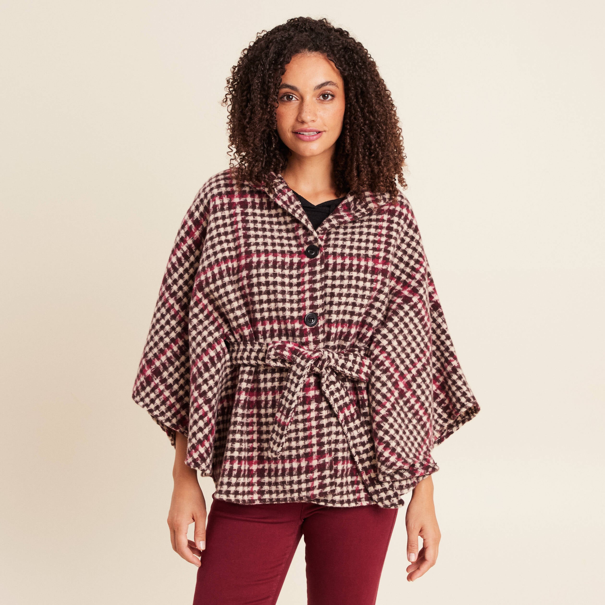 Poncho ceintur&eacute; boutonn&eacute; bordeaux femme
