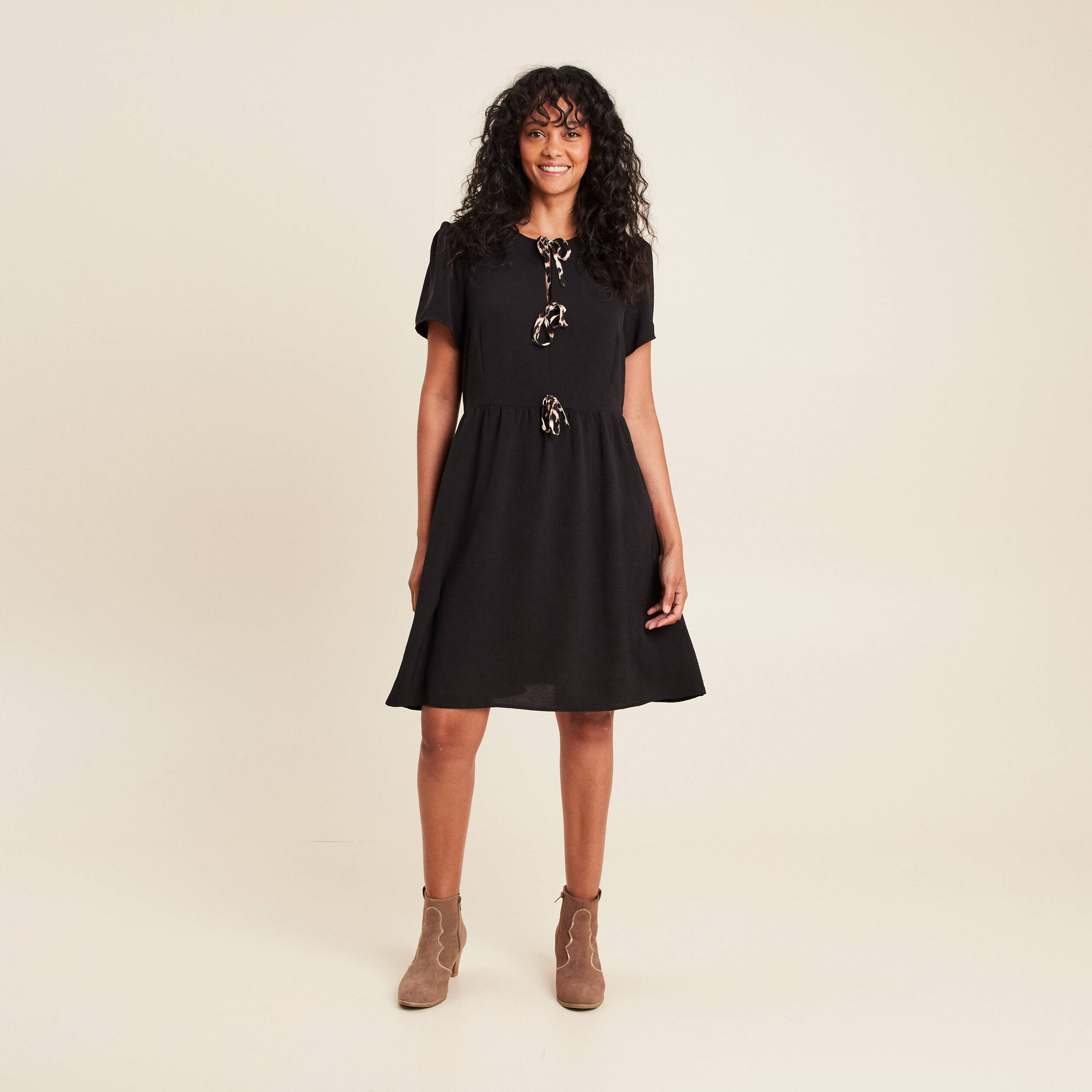 robe courte evasee col rond noir femme robe courte évasée col rond noir femme