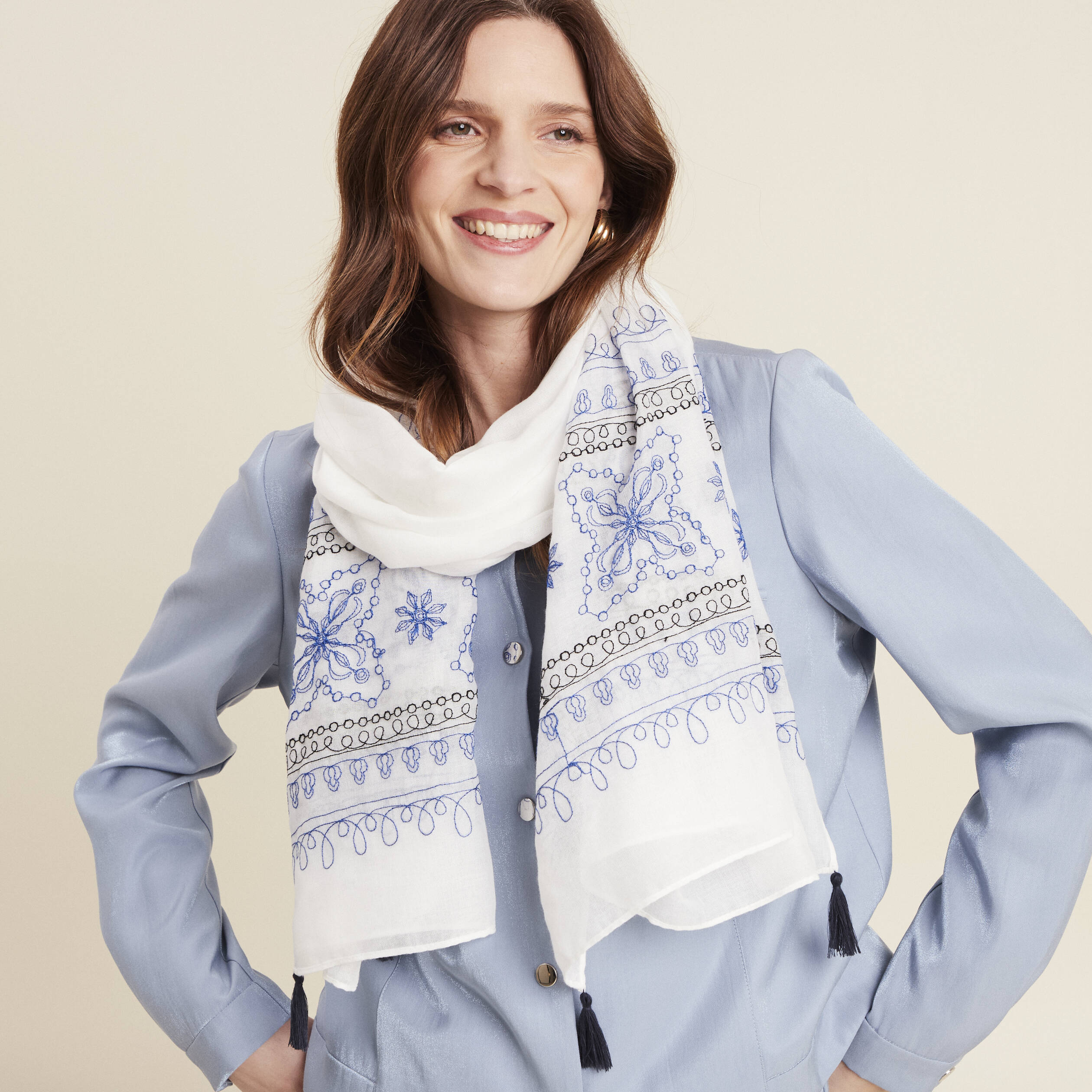 Foulard brodé à pampilles bleu marine femme