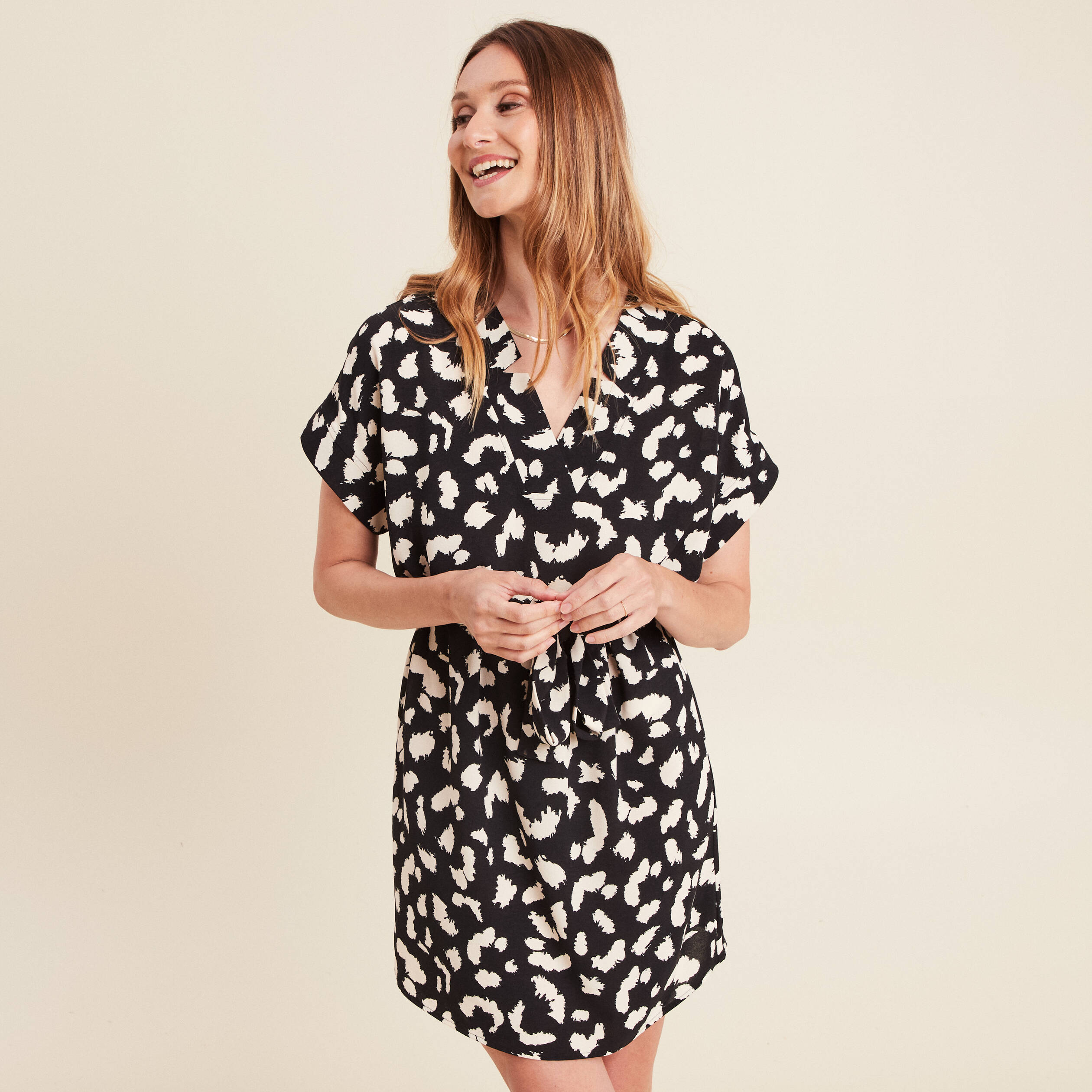 robe droite courte col v manches courtes noir femme Robe droite courte col V manches courtes noir femme