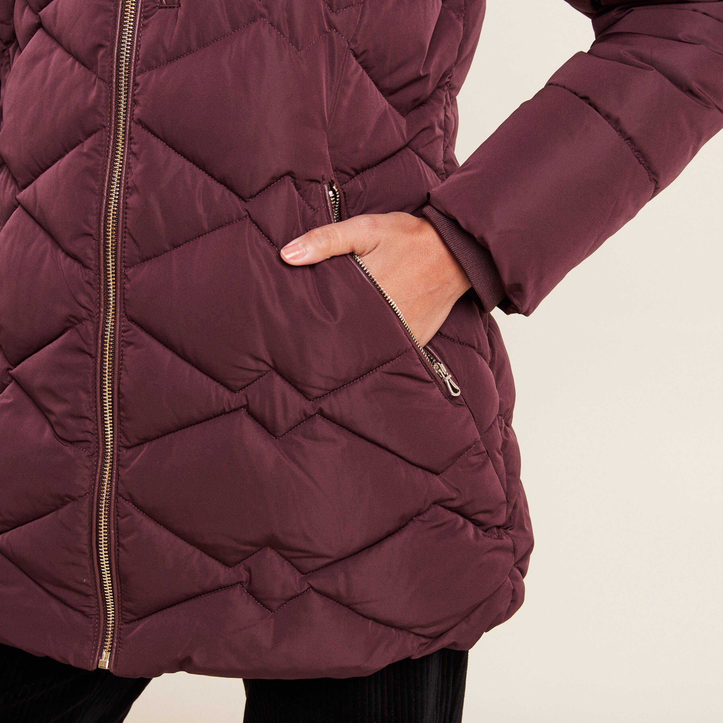 Doudoune d&eacute;perlante &agrave; capuche bordeaux femme
