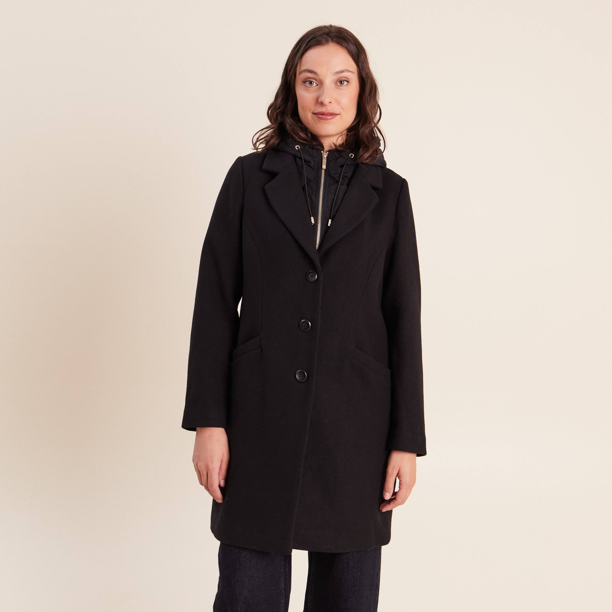Manteau ajust&eacute; capuche amovible noir femme