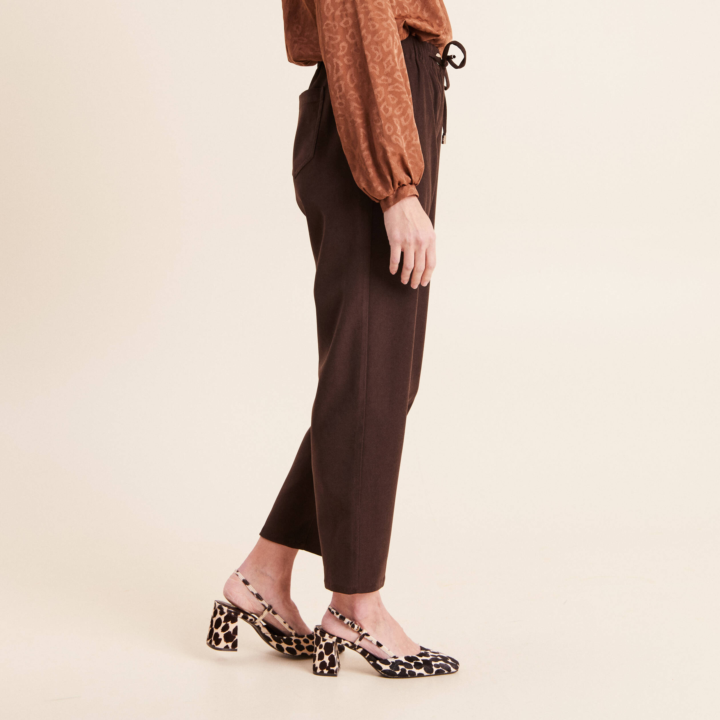 Jogging boyfriend 7/8&egrave;me en velours marron fonc&eacute; femme