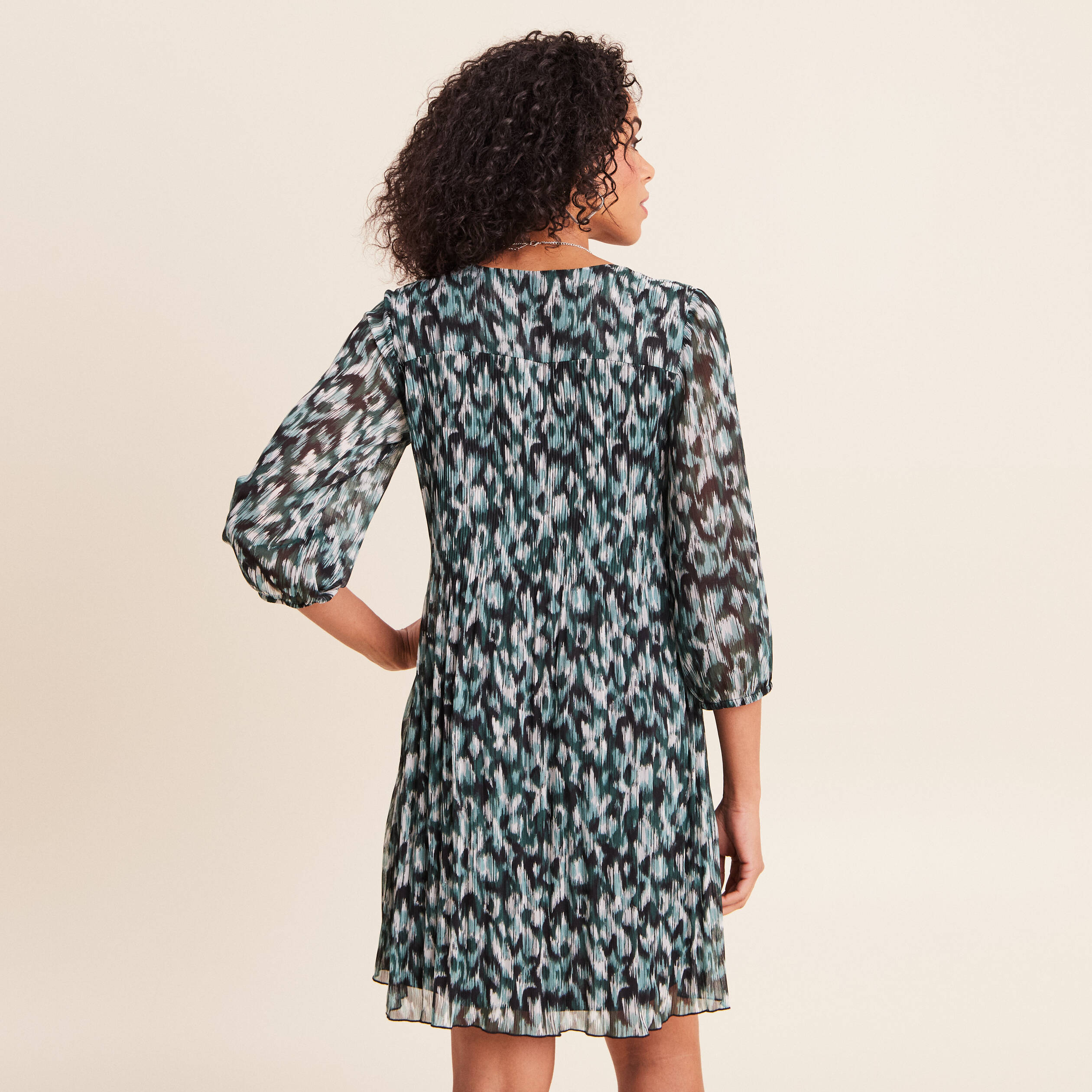 Robe courte &eacute;vas&eacute;e pliss&eacute;e col v vert femme