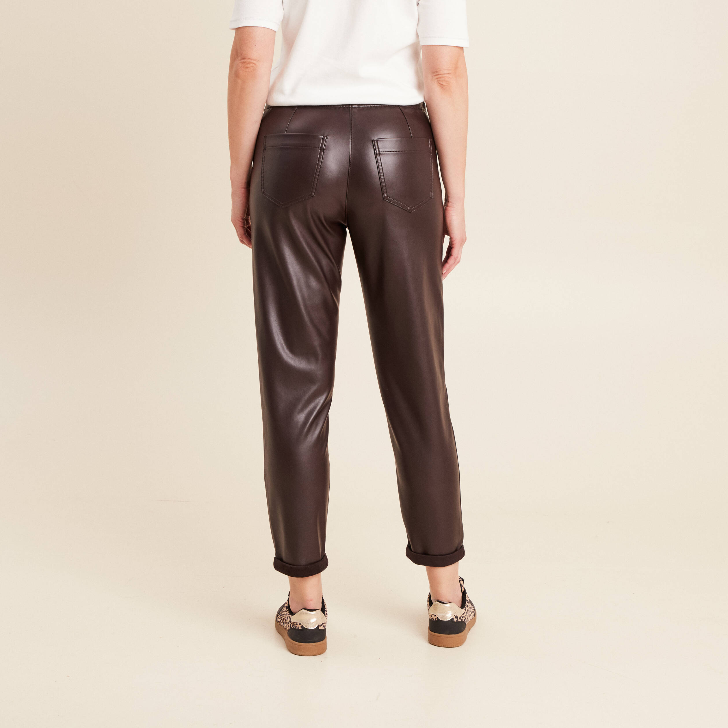 Pantalon coupe mom simili cuir marron fonc&eacute; femme