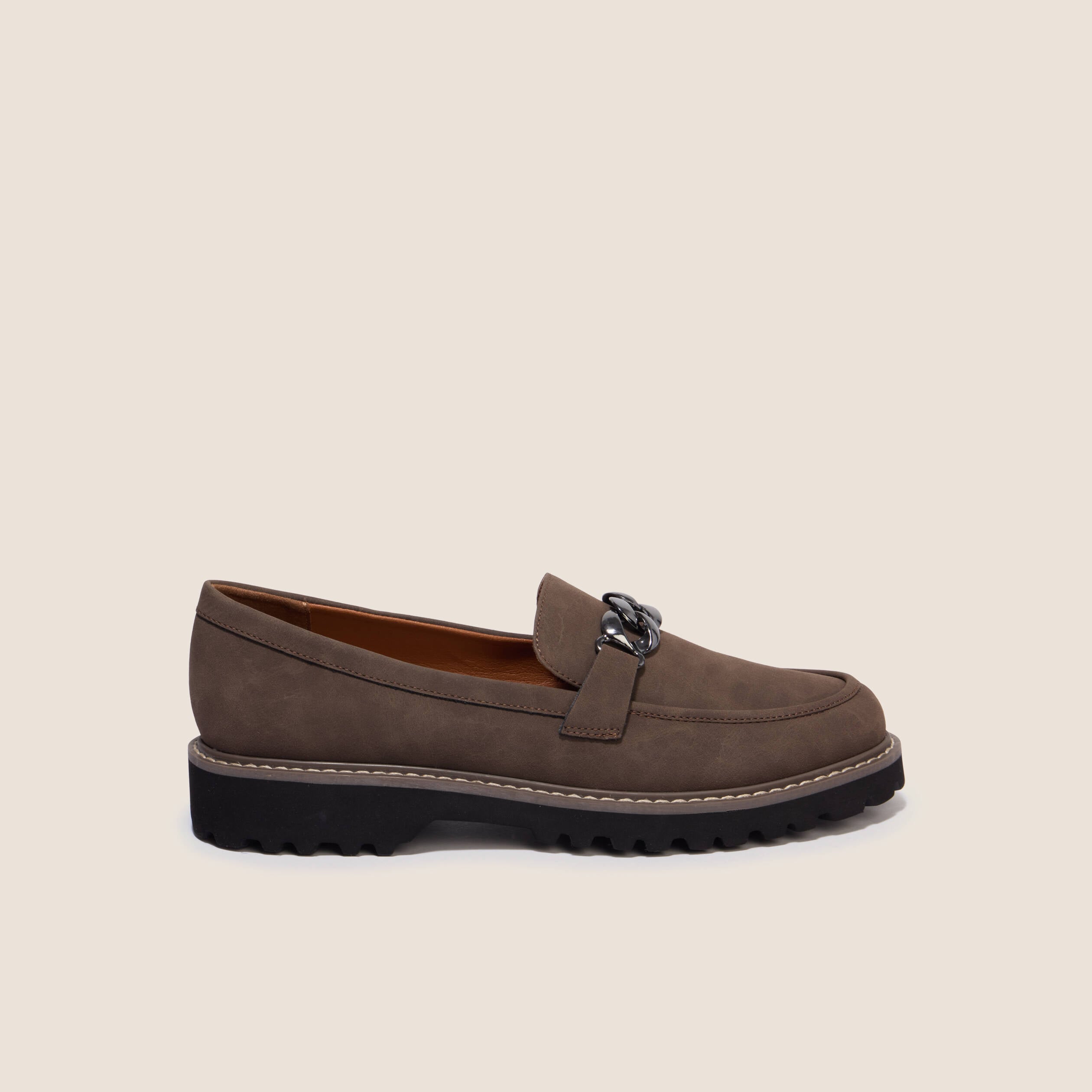 Mocassins avec cha&icirc;ne aspect daim marron femme
