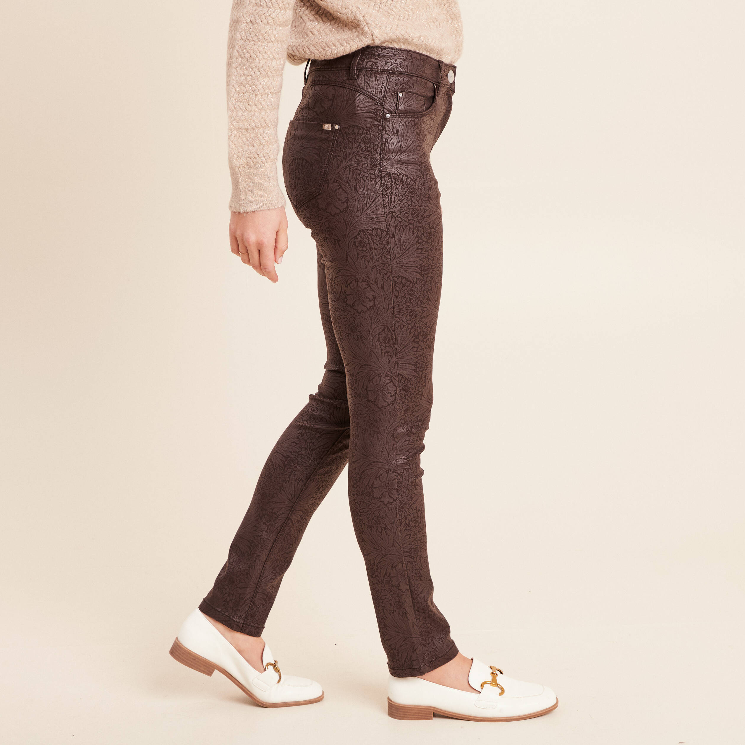 Pantalon coupe ajust&eacute;e enduit marron femme