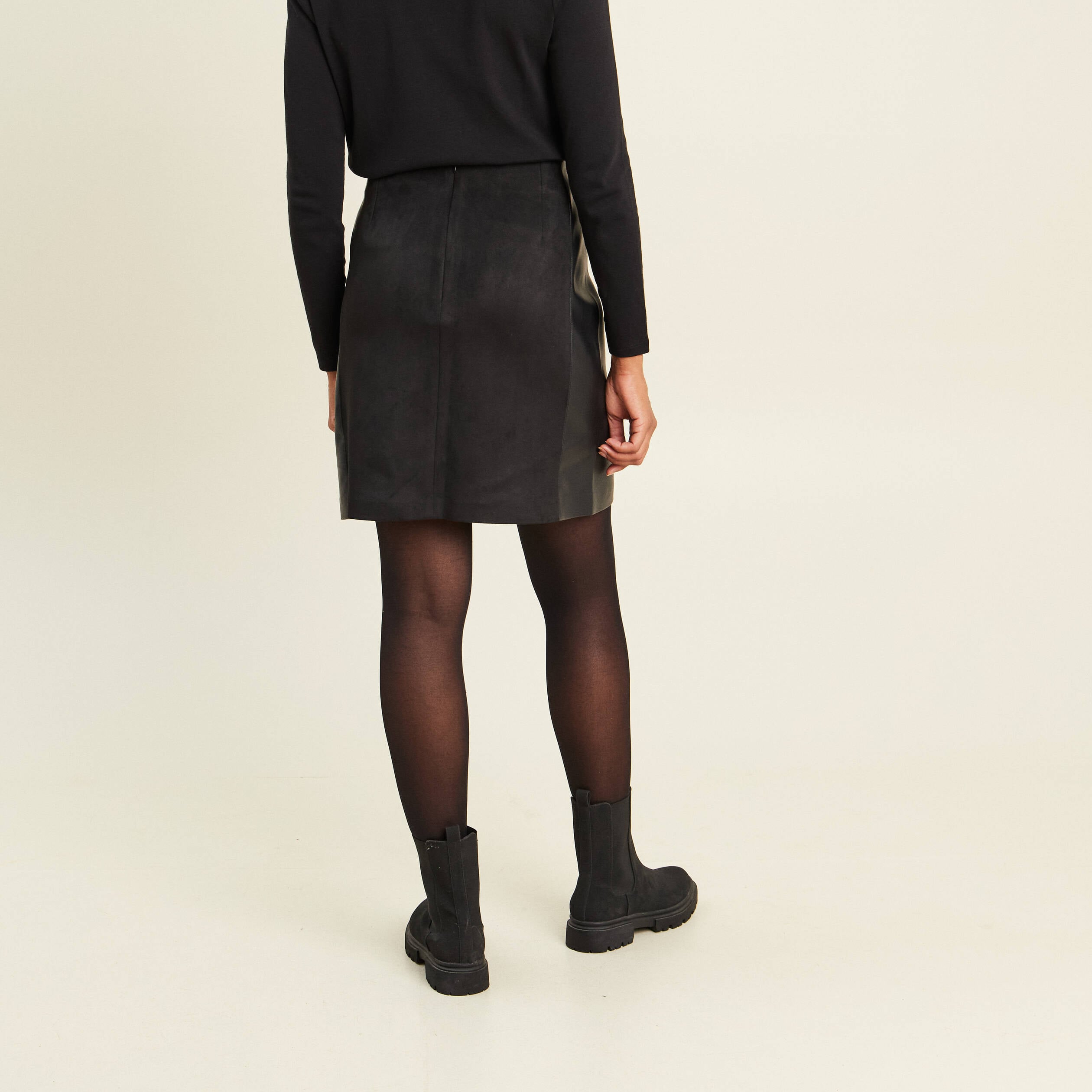 Jupe trap&egrave;ze courte aspect daim noir femme