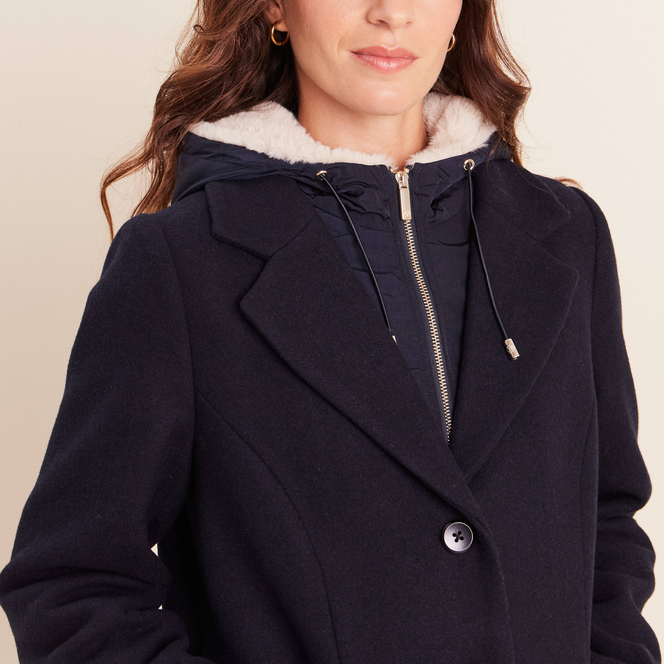 Manteau ajust&eacute; capuche amovible bleu fonc&eacute; femme
