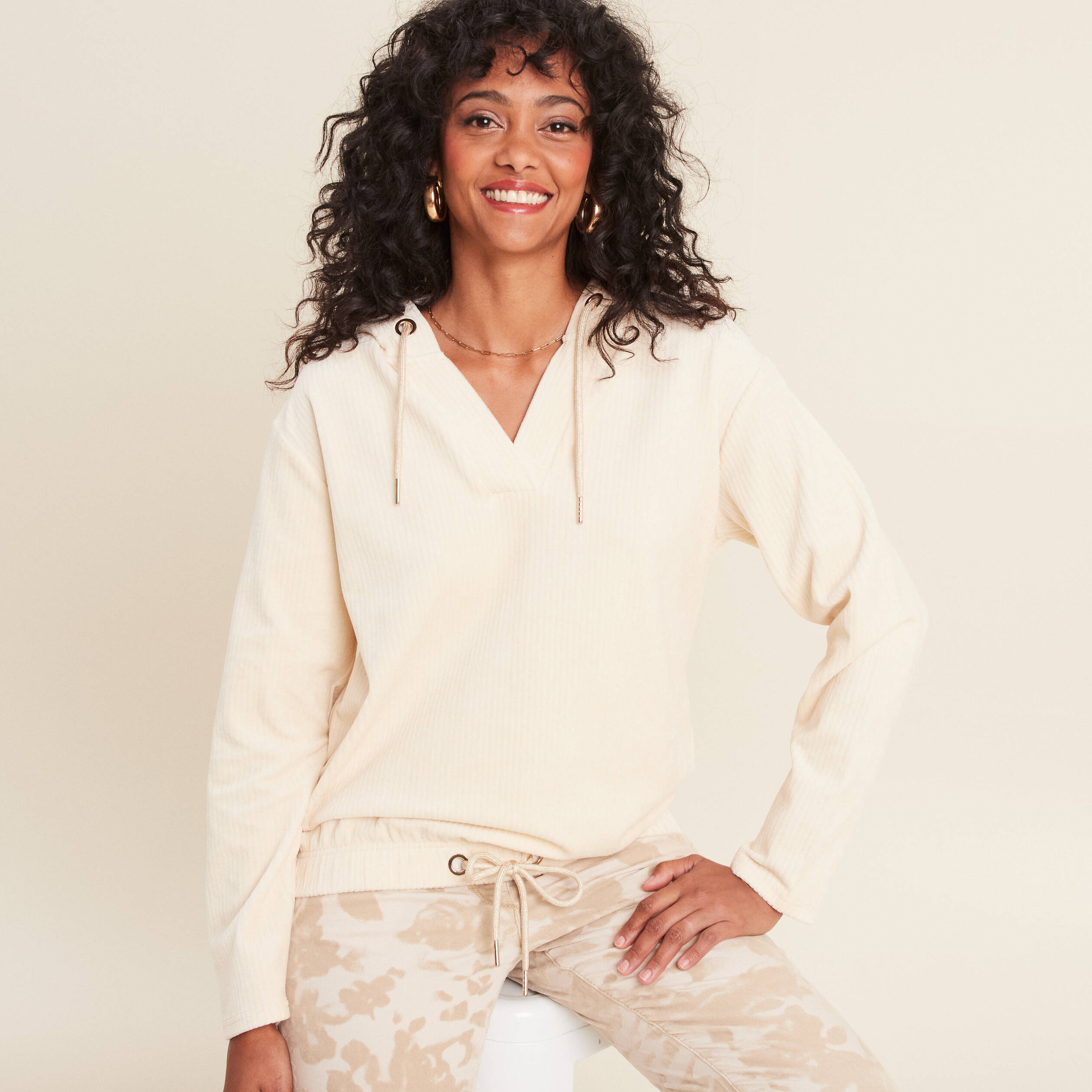 Sweat velours à capuche ivoire femme
