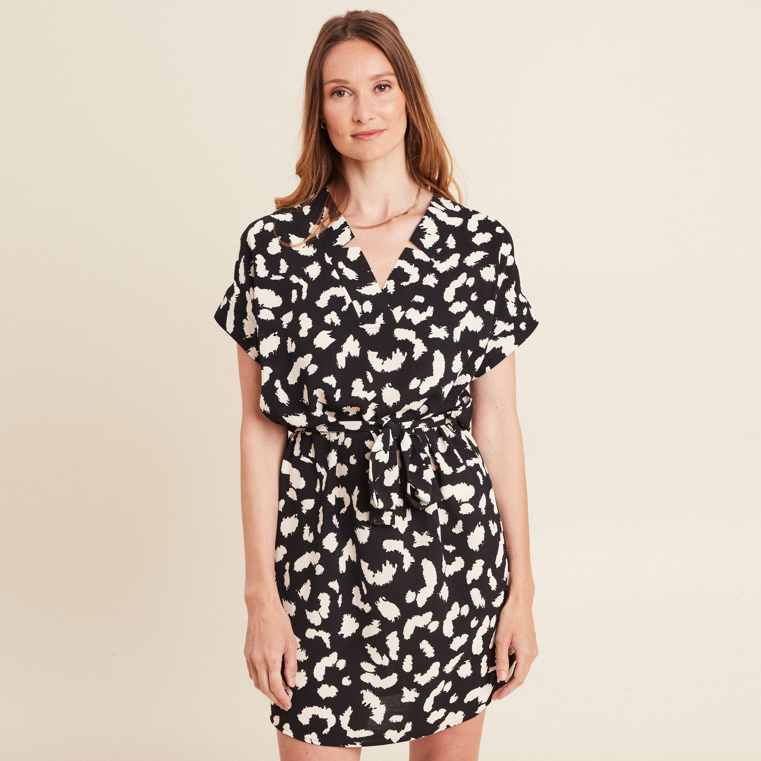 robe droite courte col v manches courtes noir femme Robe droite courte col V manches courtes noir femme