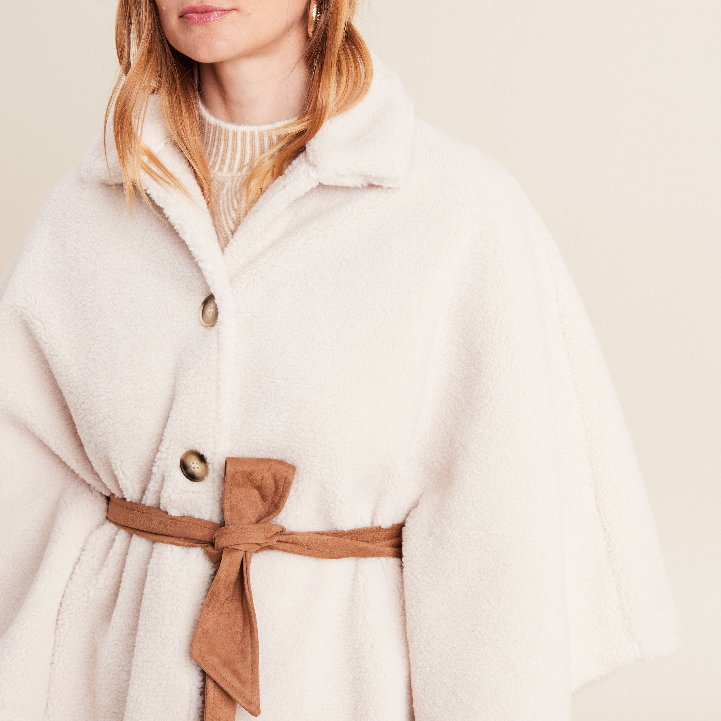 Poncho boutonn&eacute; ceintur&eacute; ecru femme