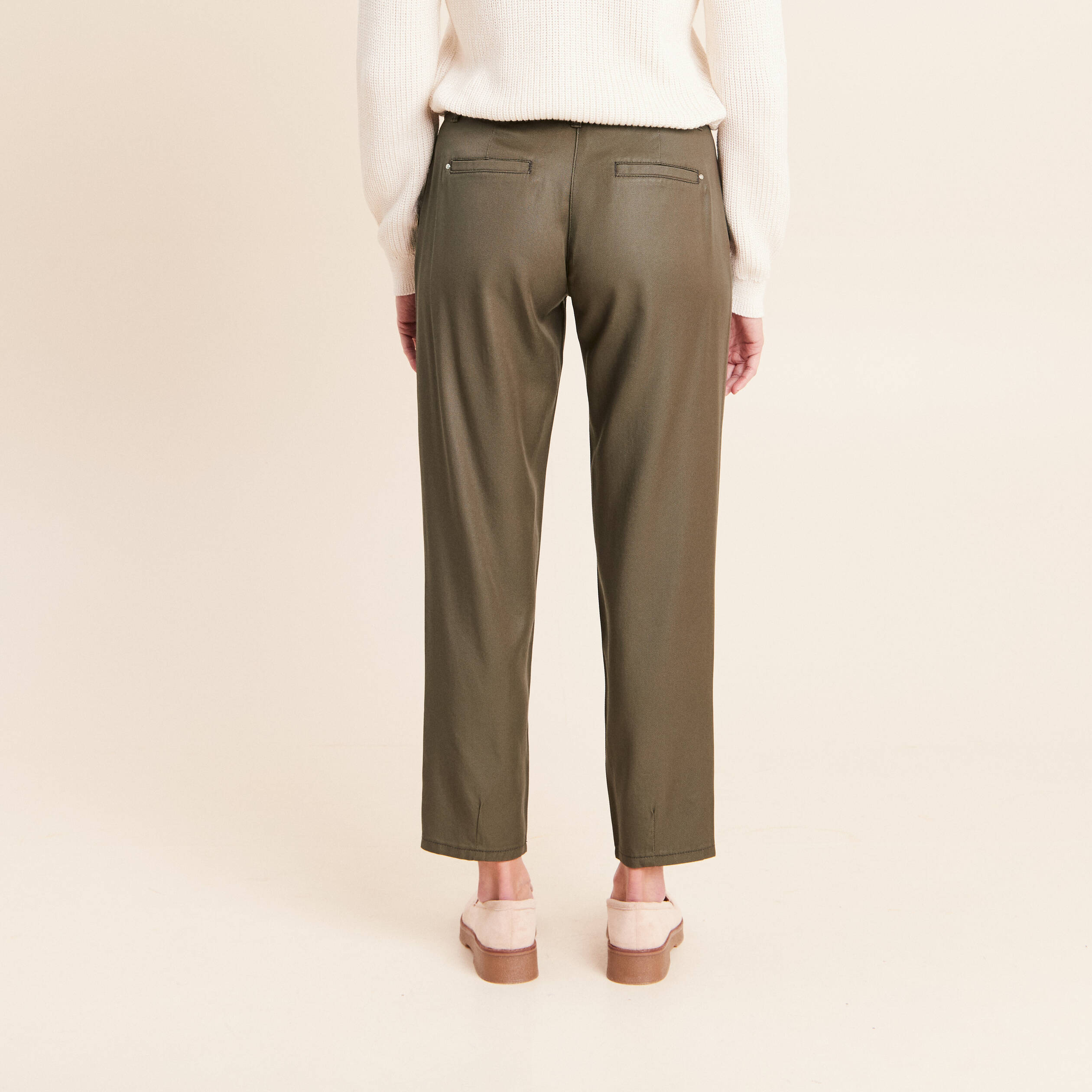 Pantalon coupe chino 7/8&egrave;me effet enduit vert kaki femme