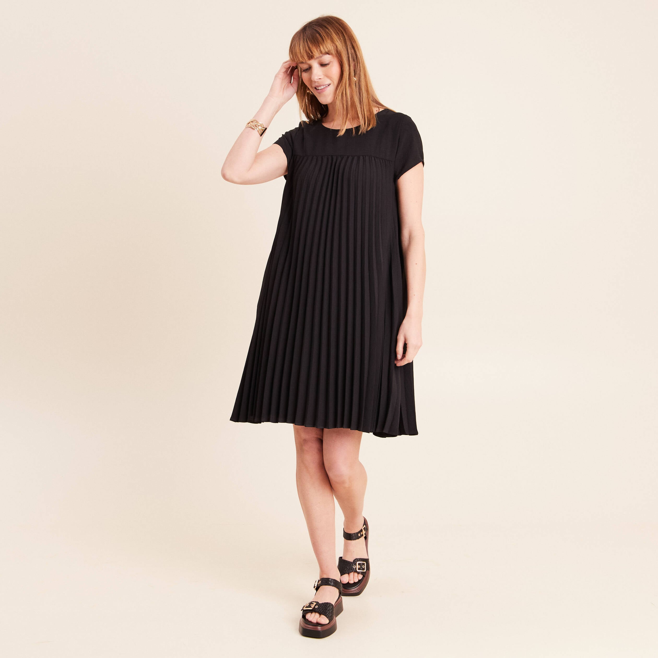 Robe courte &eacute;vas&eacute;e pliss&eacute;e col rond noir femme