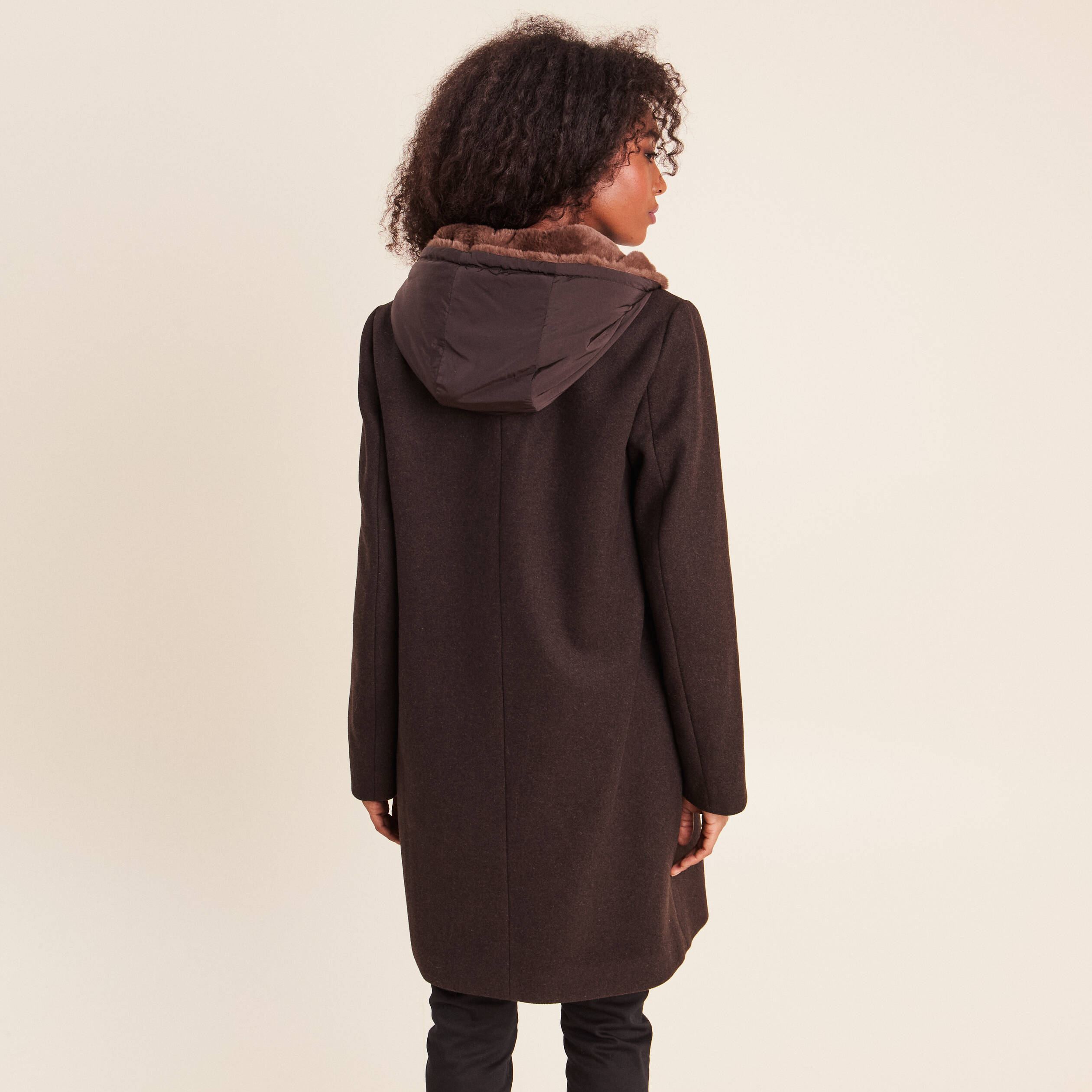 Manteau ajust&eacute; capuche amovible marron fonc&eacute; femme