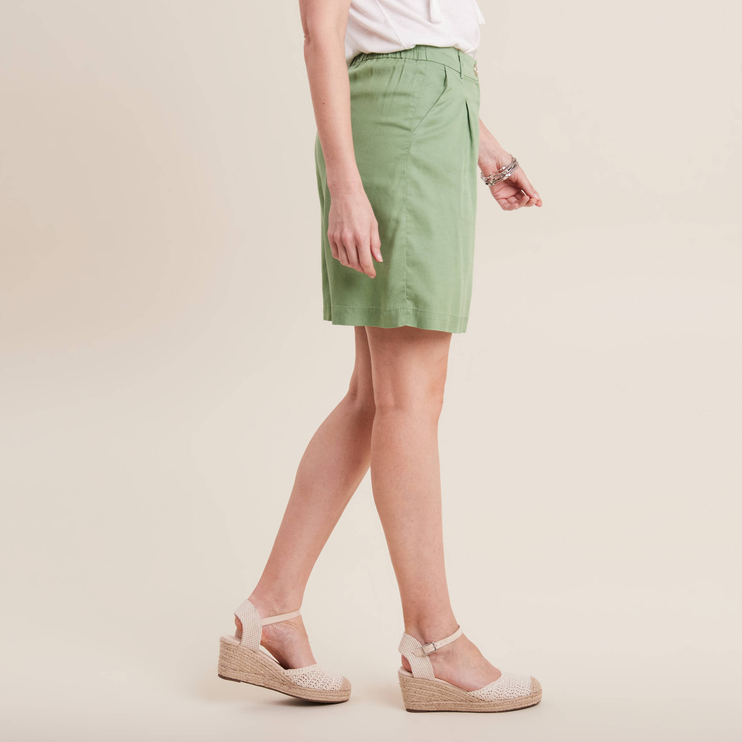 Short droit à pinces vert olive femme