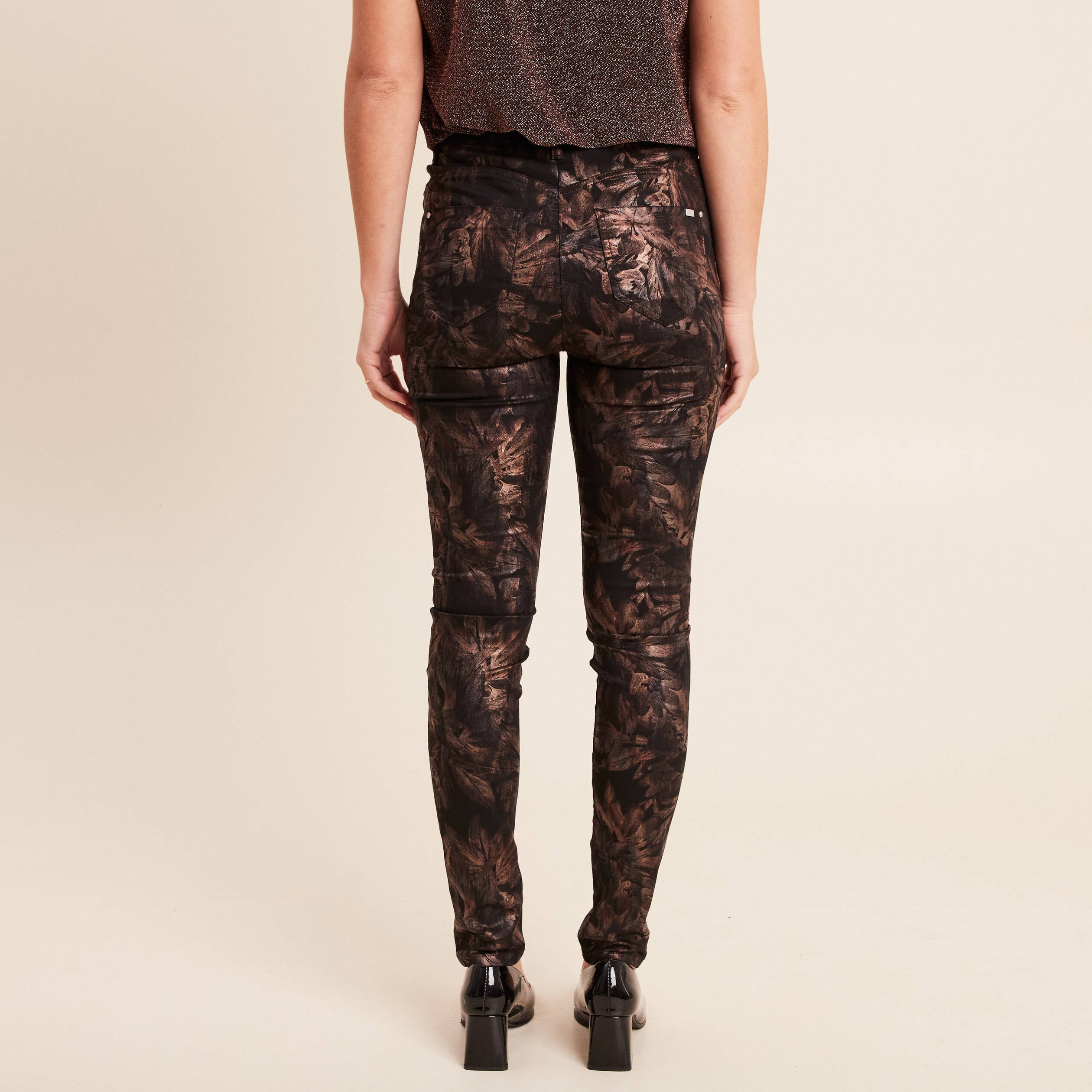 Pantalon ajust&eacute; noir femme