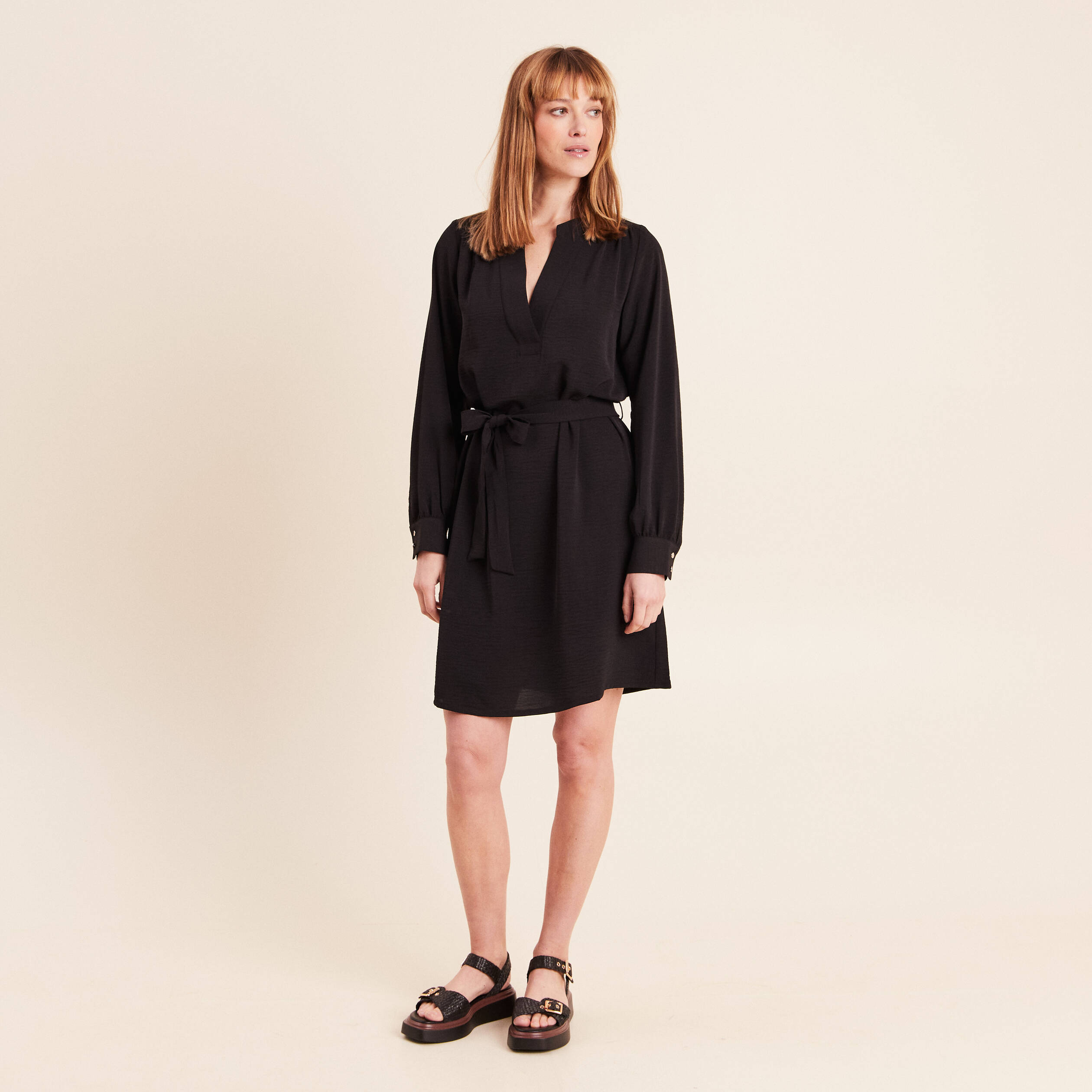 Robe droite courte col v manches longues noir femme