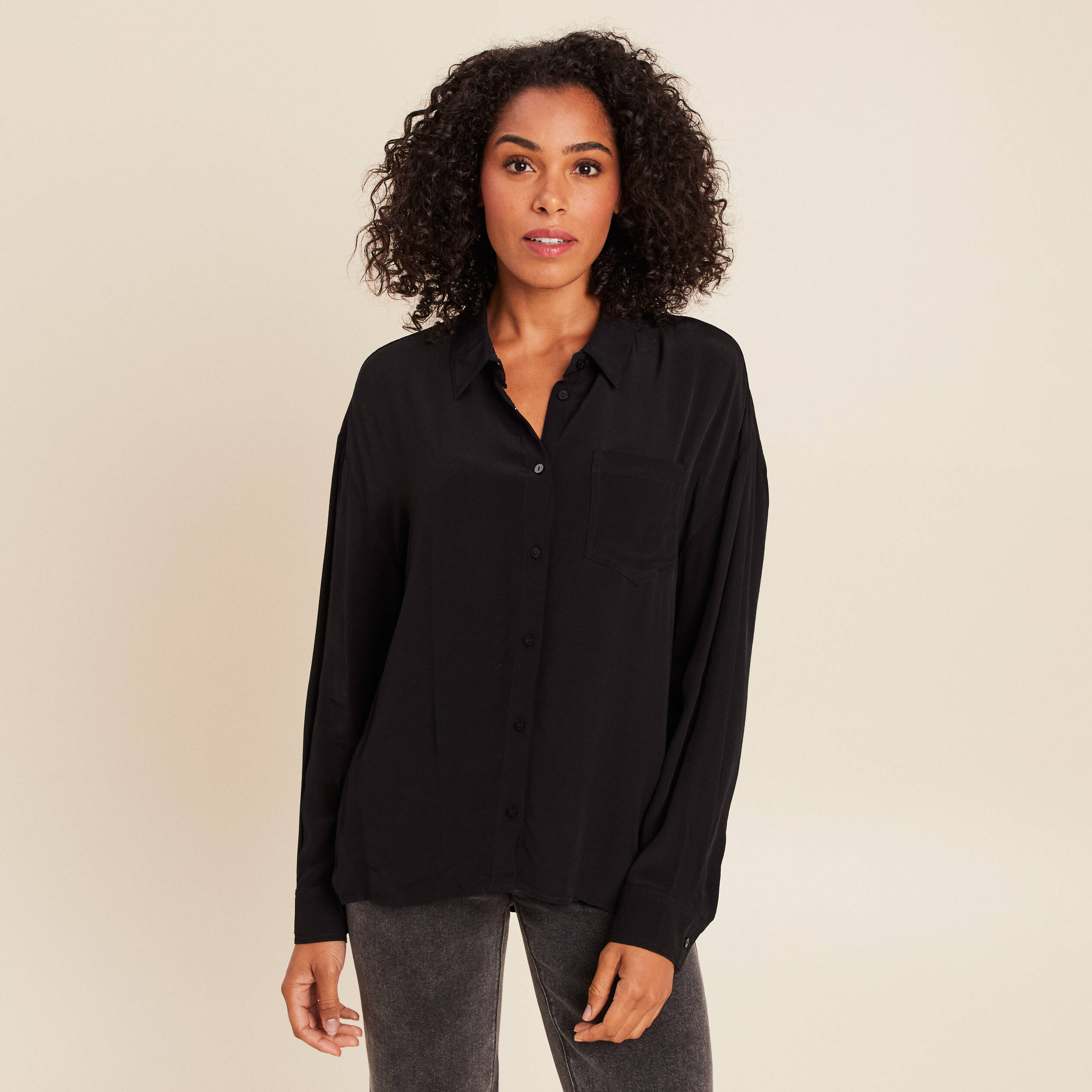 Chemise ample mi-longue en crêpe noir femme Bréal