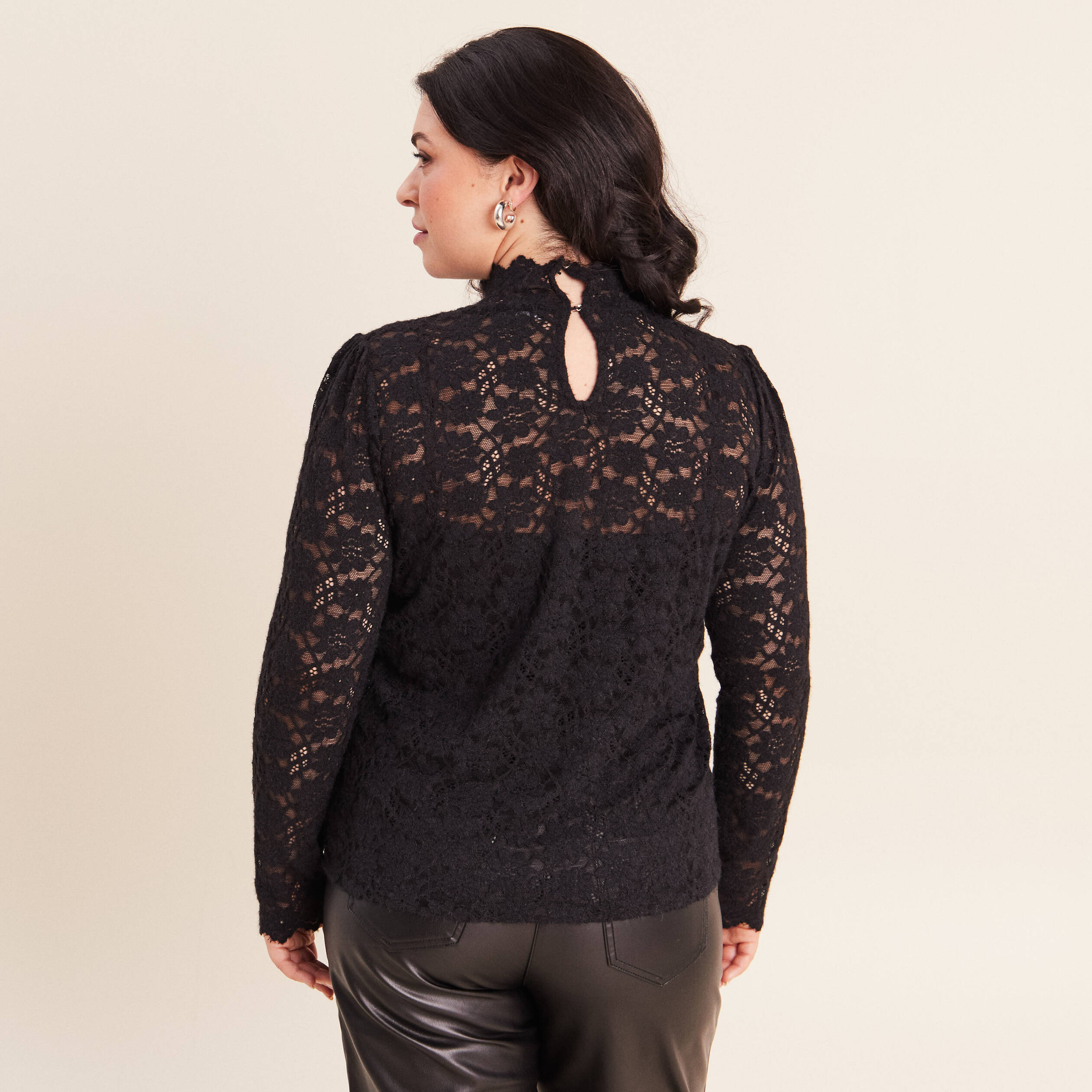 T-shirt cintr&eacute; col montant dentelle noir femme