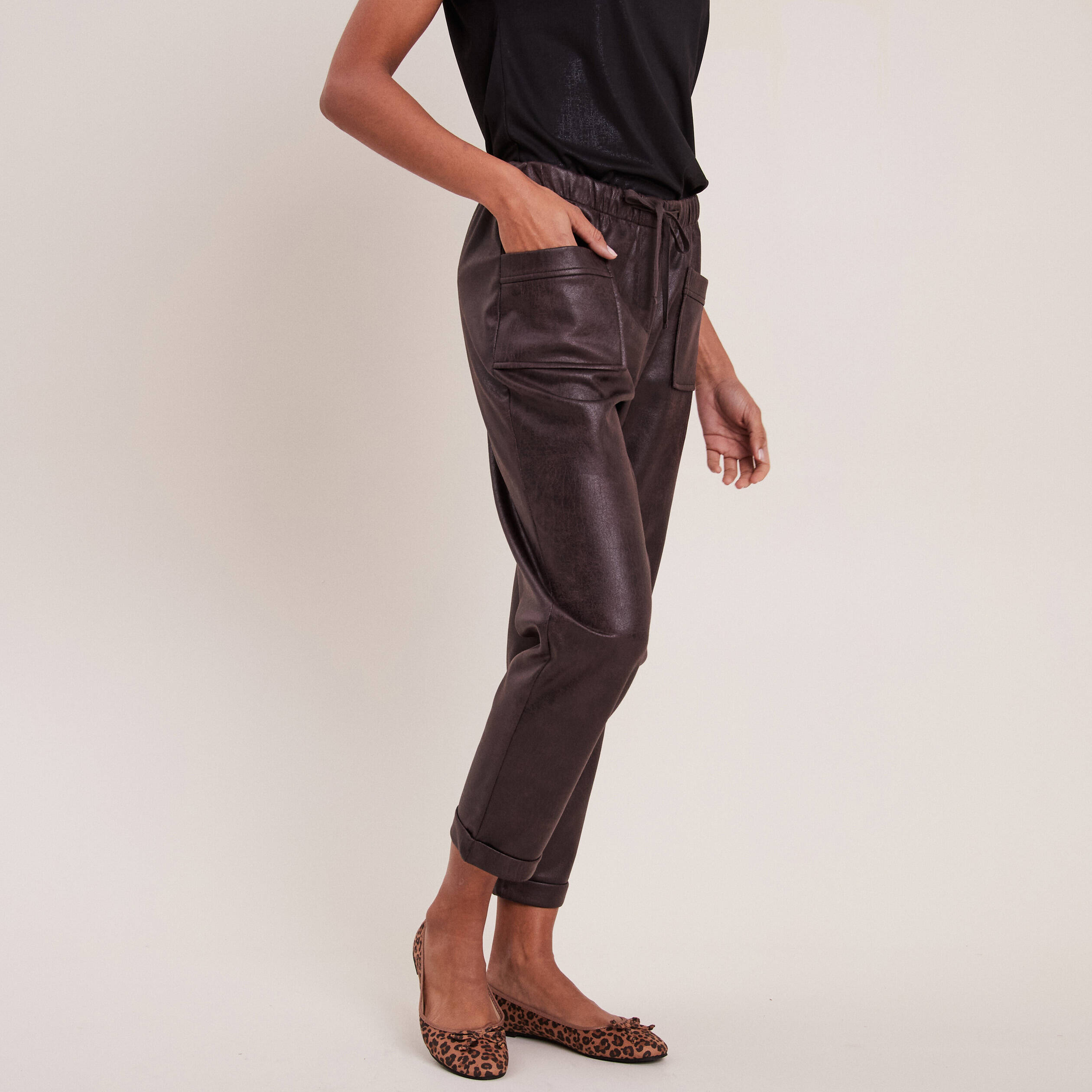 Pantalon carotte simili cuir marron fonc femme