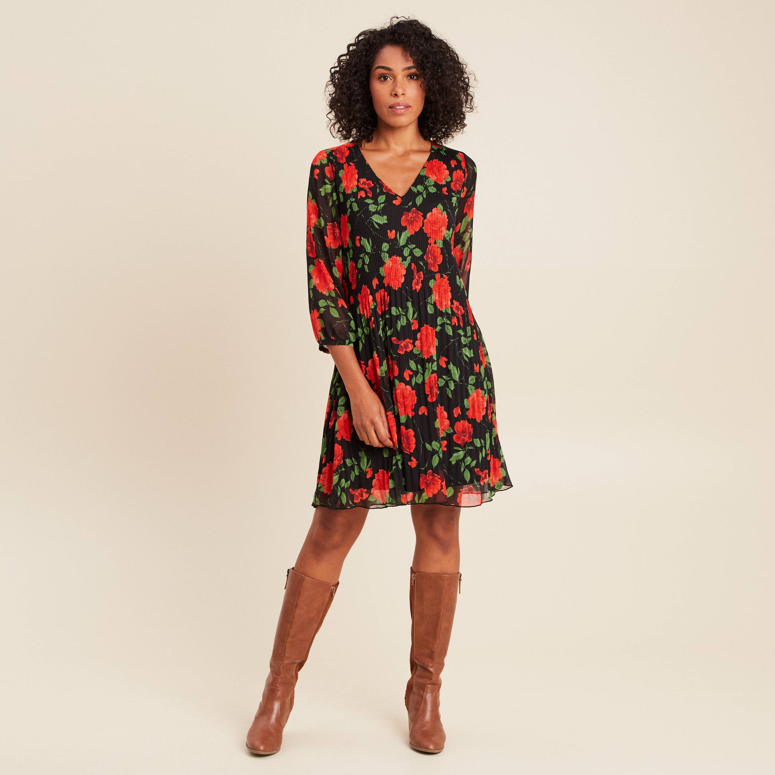 Robe courte &eacute;vas&eacute;e pliss&eacute;e manches 3/4 rouge femme