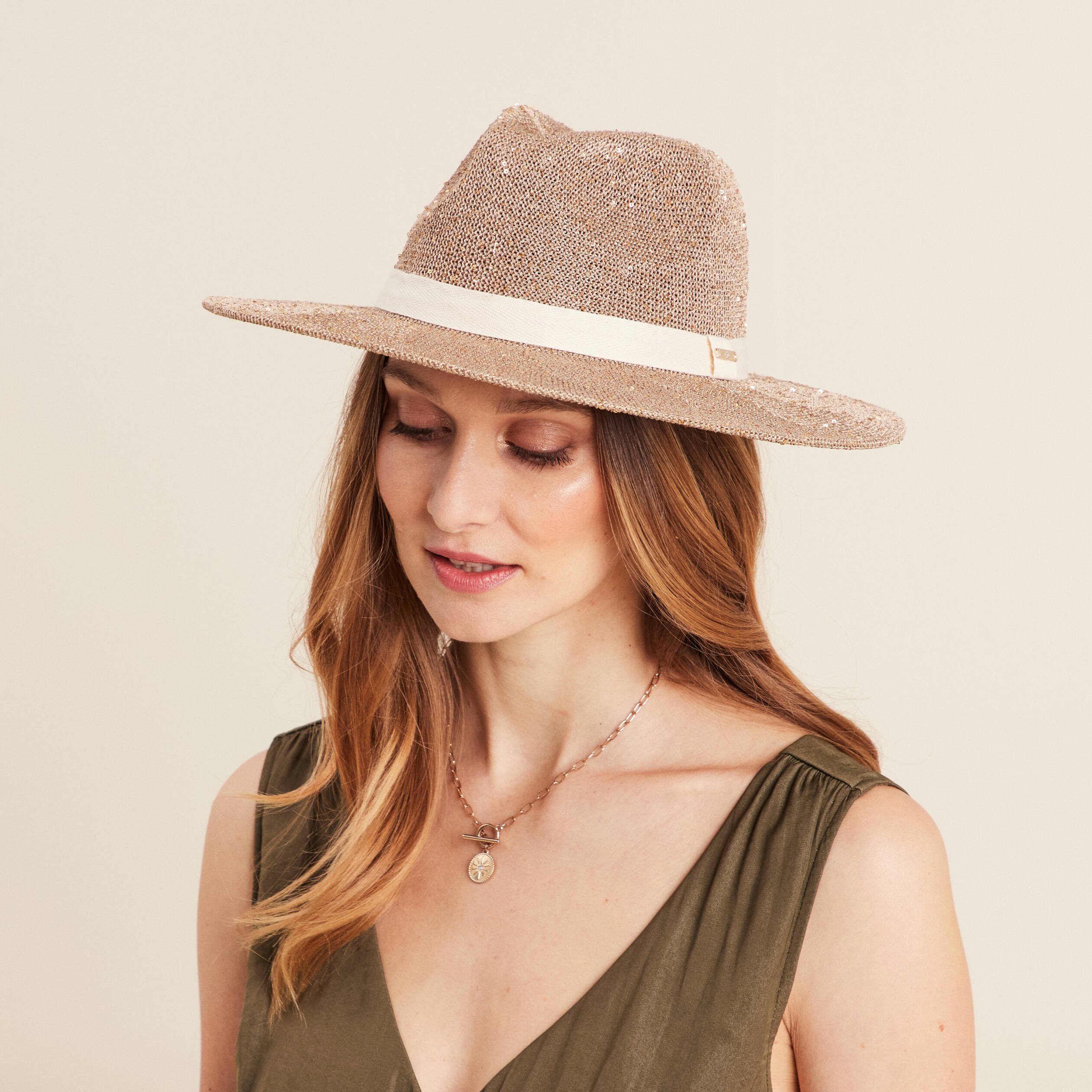 Chapeau avec sequins couleur or femme