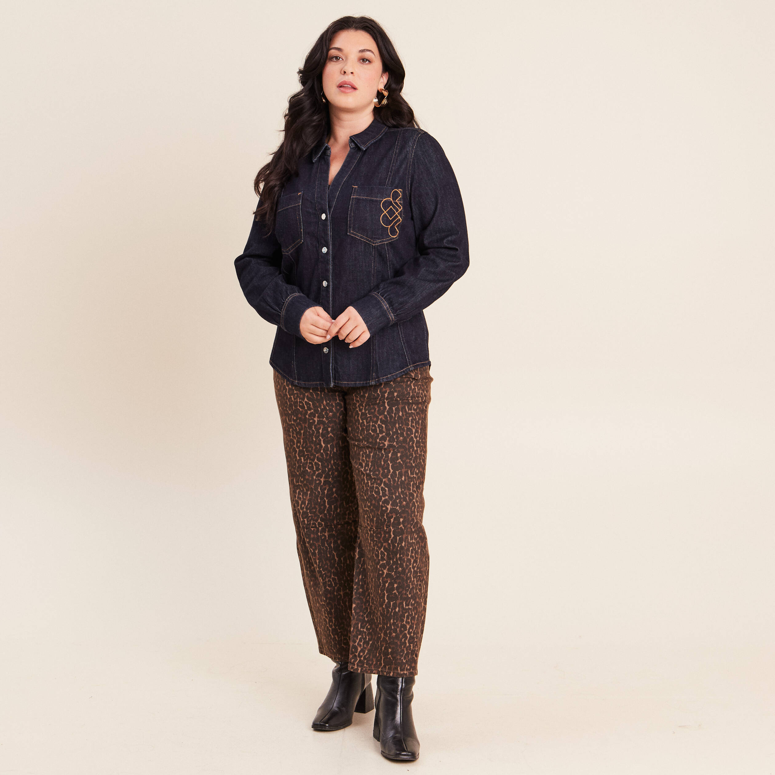 Chemise cintr&eacute;e en jean manches longues denim brut femme