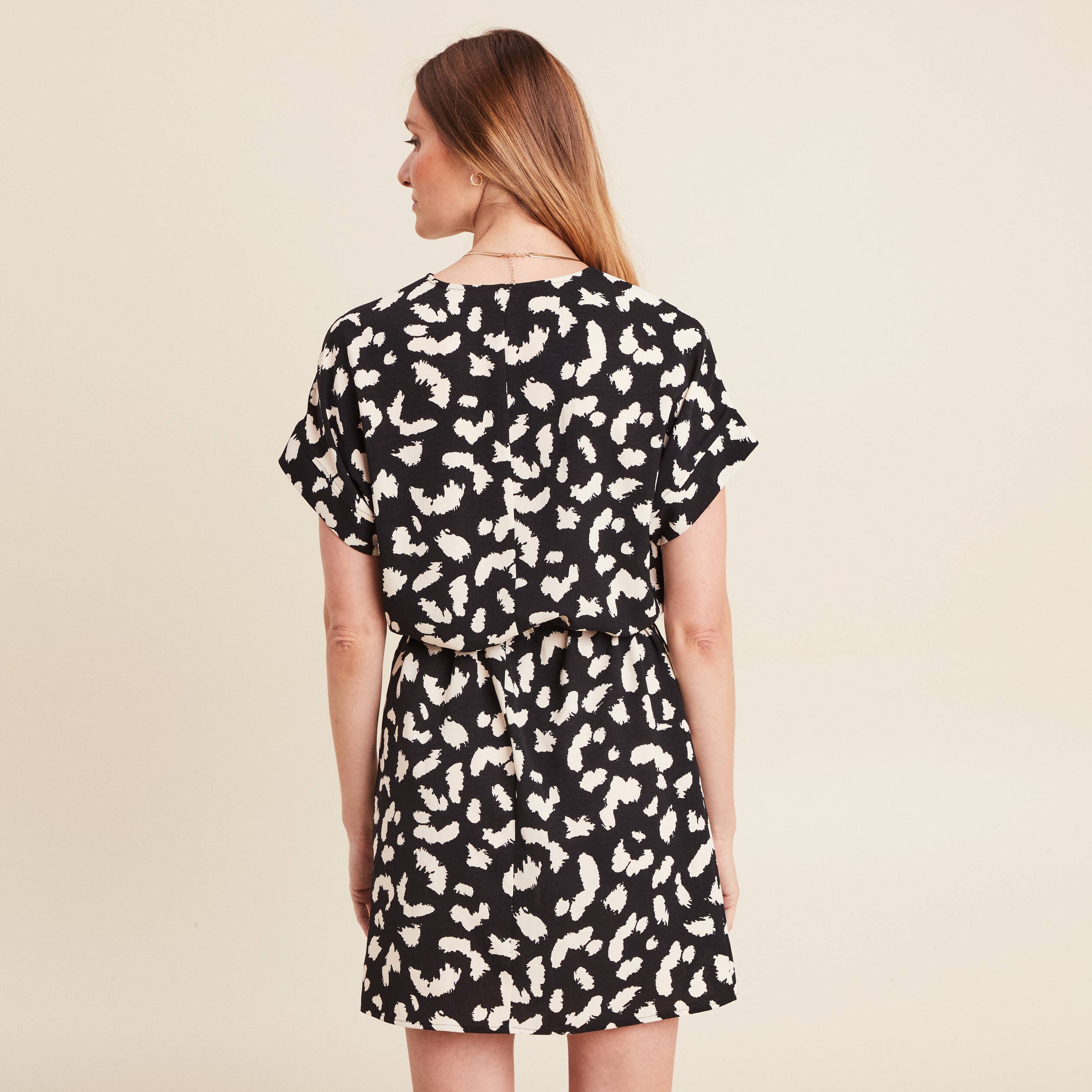 robe droite courte col v manches courtes noir femme Robe droite courte col V manches courtes noir femme