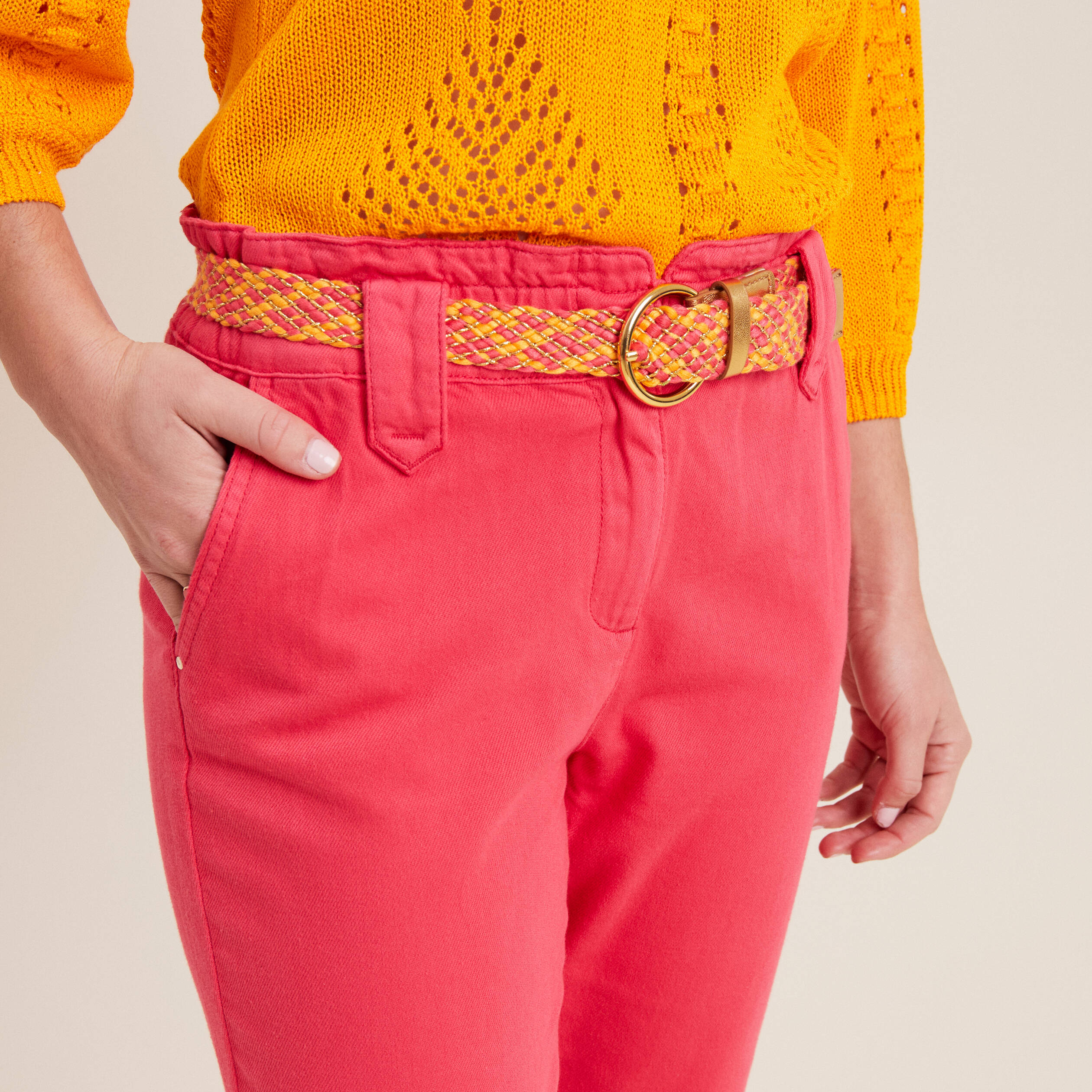 Pantalon carotte ceintur&eacute; rose cerise femme