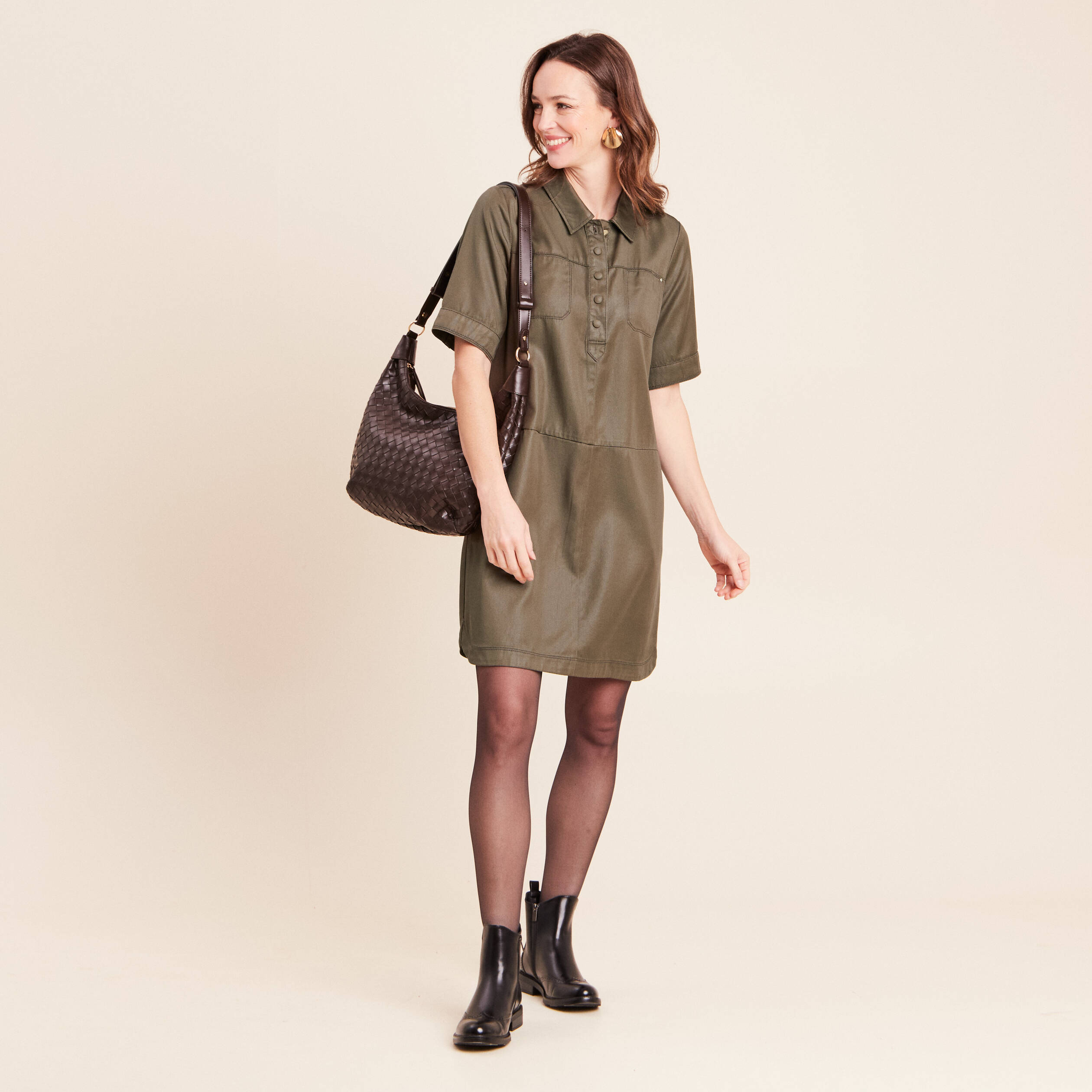 Robe droite courte enduite col chemise vert kaki femme