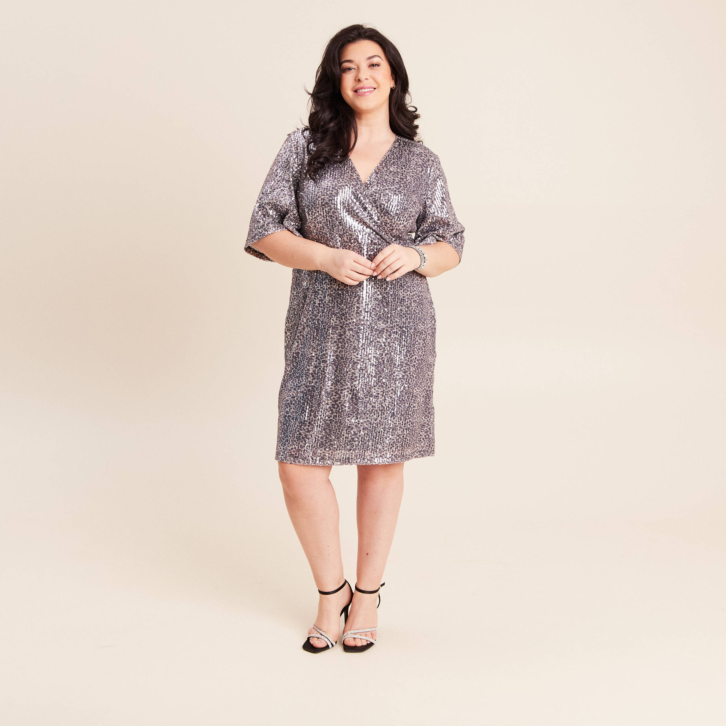 Robe ajust&eacute;e courte col v strass gris argent femme