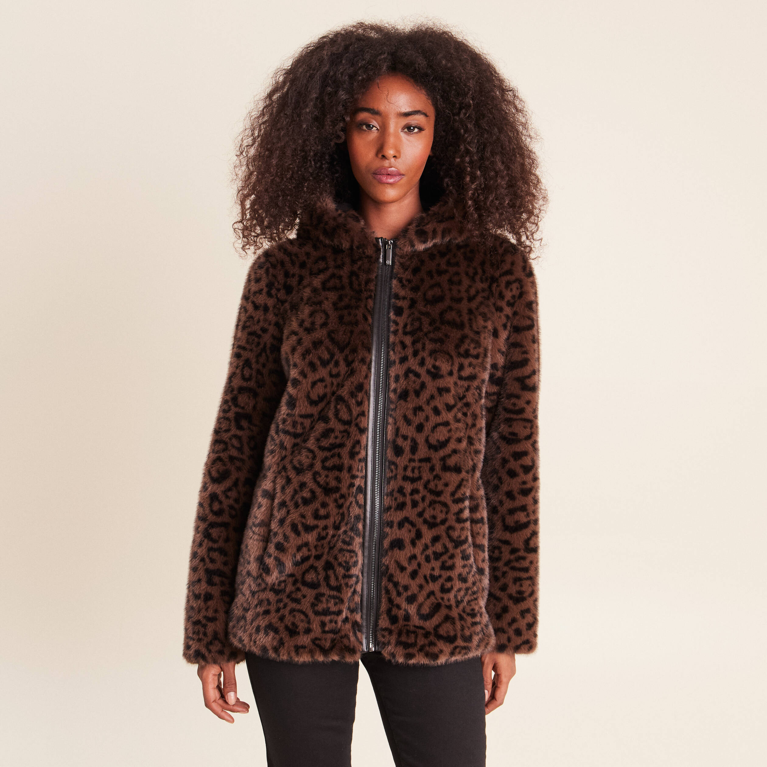 Manteau en fausse fourrure &agrave; capuche marron femme